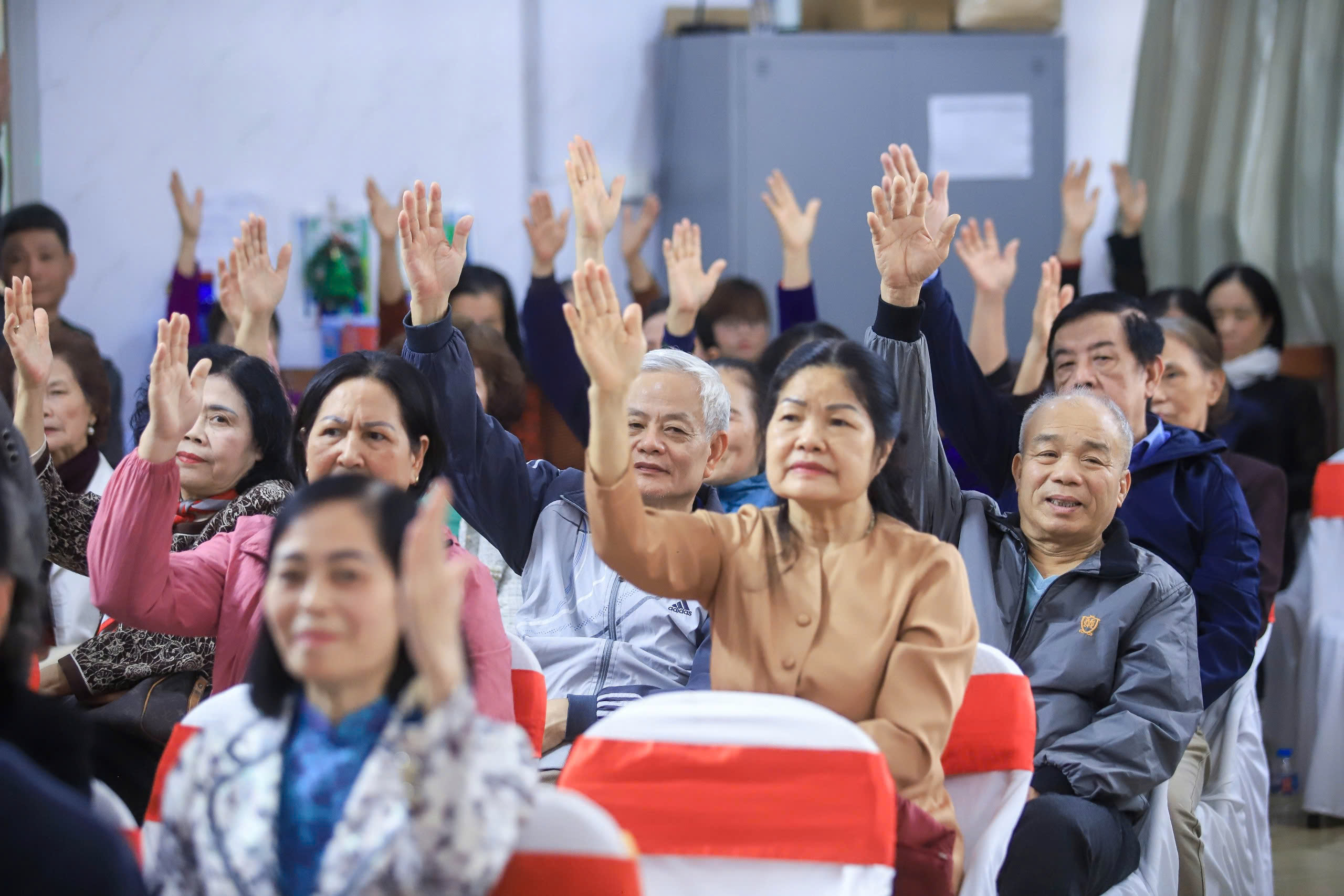 100% cử tri nhất trí giới thiệu ông Nguyễn Hữu Chính ứng cử đại biểu HĐND Tp.Hà Nội - Ảnh 7.