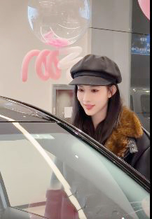 Nữ diễn viên 9X gây sốc khi thưởng Tết cho nhân viên bằng ô tô - Ảnh 3.