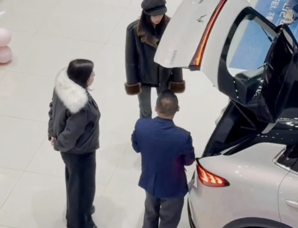 Nữ diễn viên 9X gây sốc khi thưởng Tết cho nhân viên bằng ô tô - Ảnh 2.