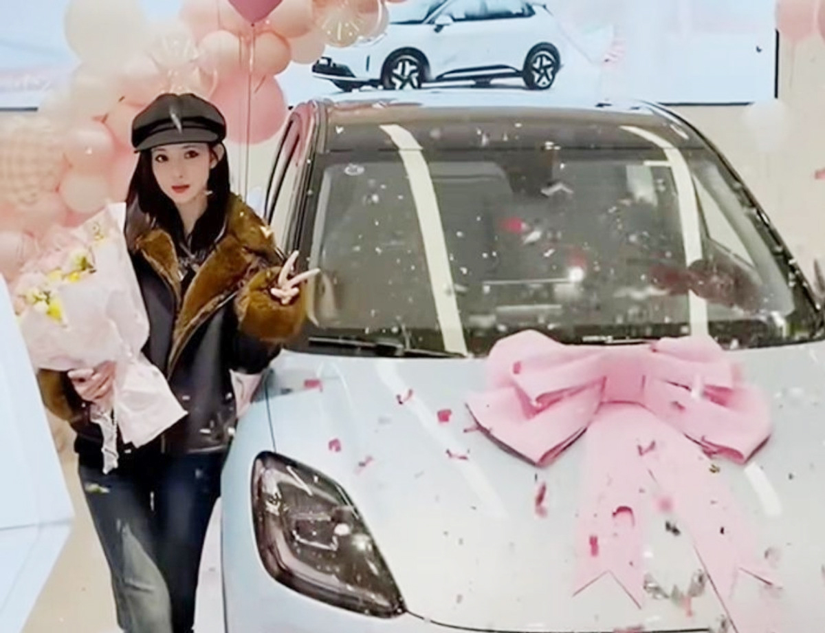 Nữ diễn viên 9X gây sốc khi thưởng Tết cho nhân viên bằng ô tô - Ảnh 1.