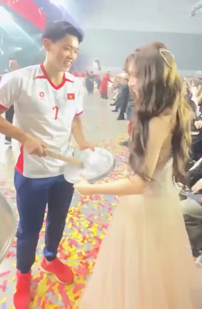 Đình Bắc được Hoà Minzy công khai ôm ngay trên sân khấu - Ảnh 1.