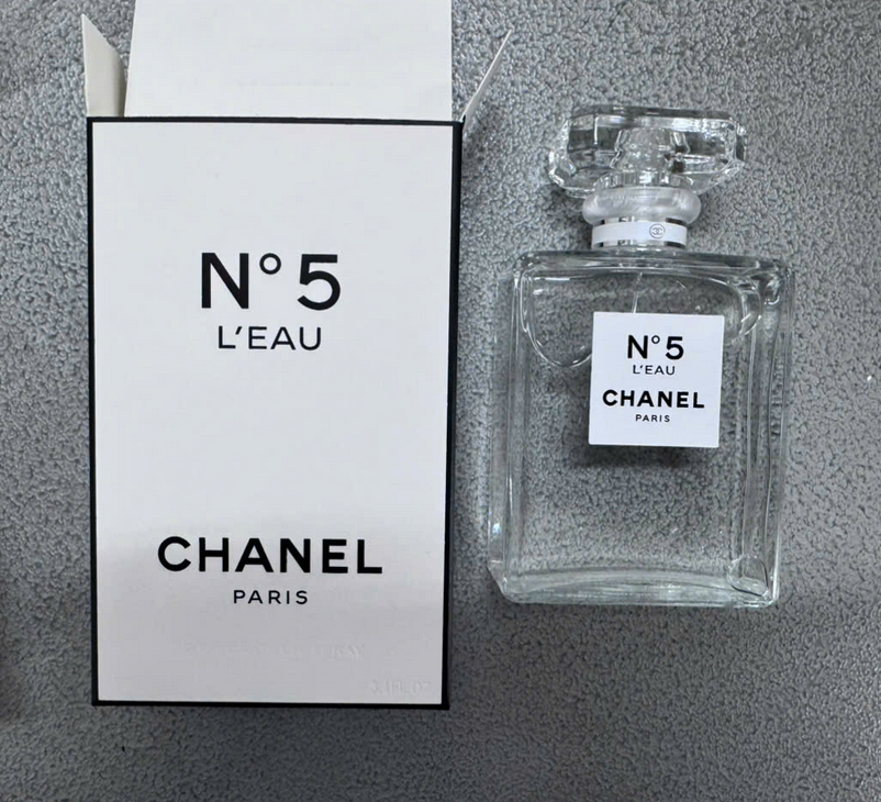 Thông tin bất ngờ vụ làm giả 10.000 chai nước hoa thương hiệu Chanel, BVL, Burberry, Versace- Ảnh 5.
