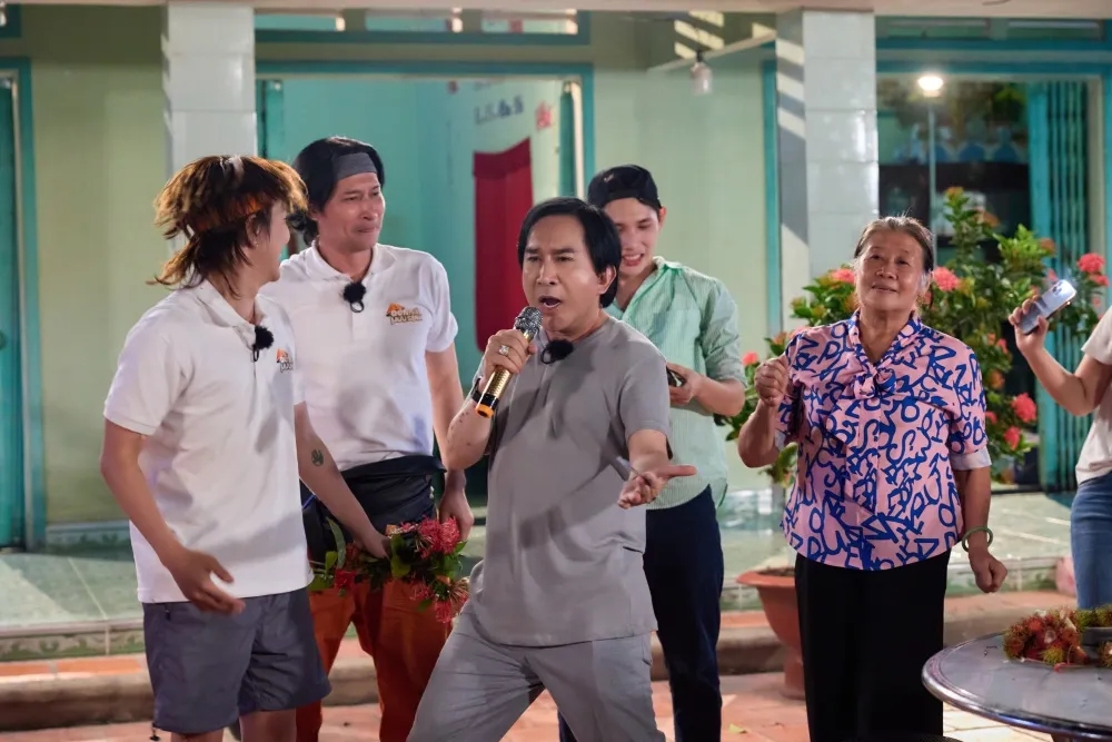 Kim Tử Long gây chú ý, hào sảng tặng tiền, bất ngờ “bỏ đi” sau bữa ăn - Ảnh 3.