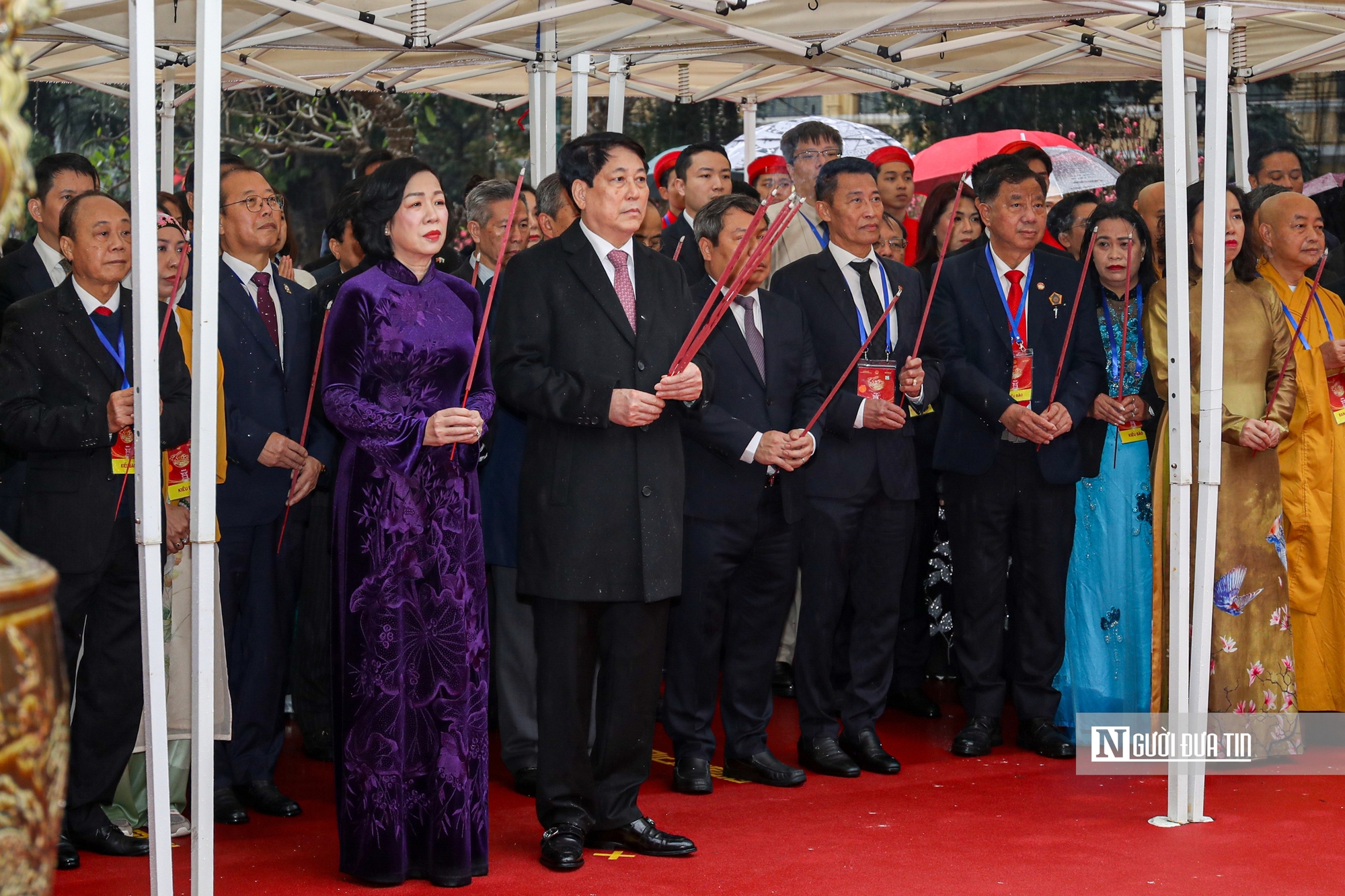 Chủ tịch nước cùng kiều bào tiêu biểu thả cá chép tại hồ Hoàn Kiếm- Ảnh 2.