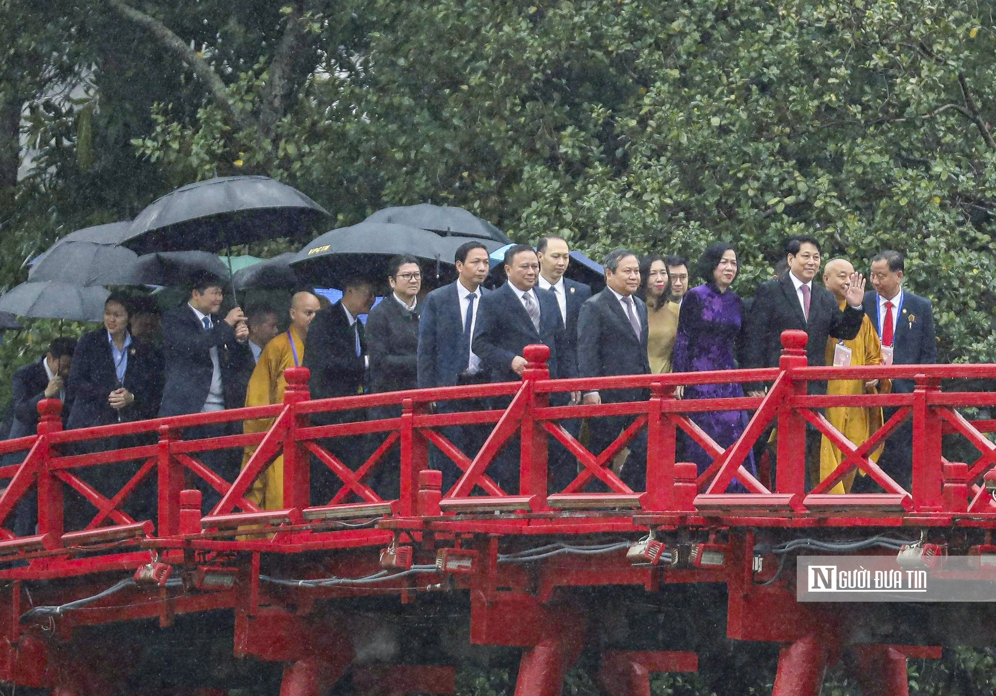 Chủ tịch nước cùng kiều bào tiêu biểu thả cá chép tại hồ Hoàn Kiếm- Ảnh 5.