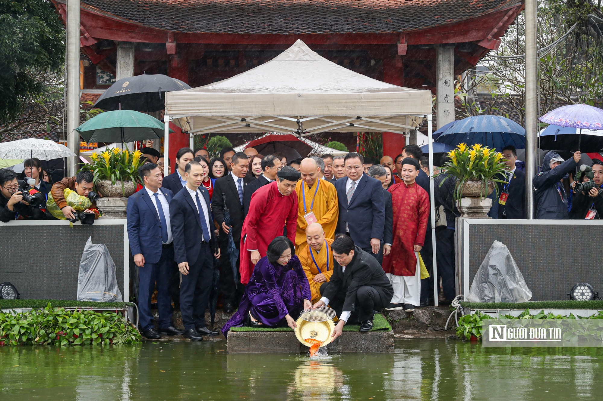 Chủ tịch nước cùng kiều bào tiêu biểu thả cá chép tại hồ Hoàn Kiếm- Ảnh 6.