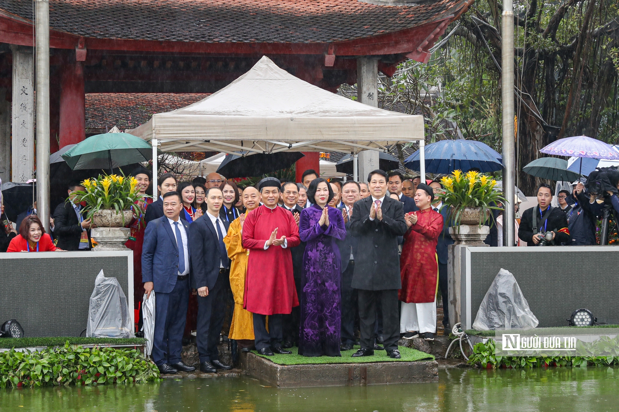 Chủ tịch nước cùng kiều bào tiêu biểu thả cá chép tại hồ Hoàn Kiếm- Ảnh 7.