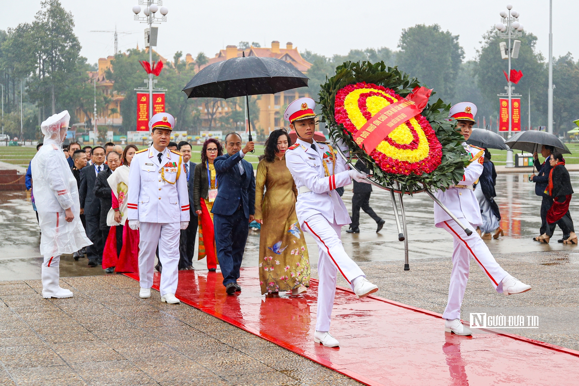 Chủ tịch nước cùng kiều bào tiêu biểu thả cá chép tại hồ Hoàn Kiếm- Ảnh 8.