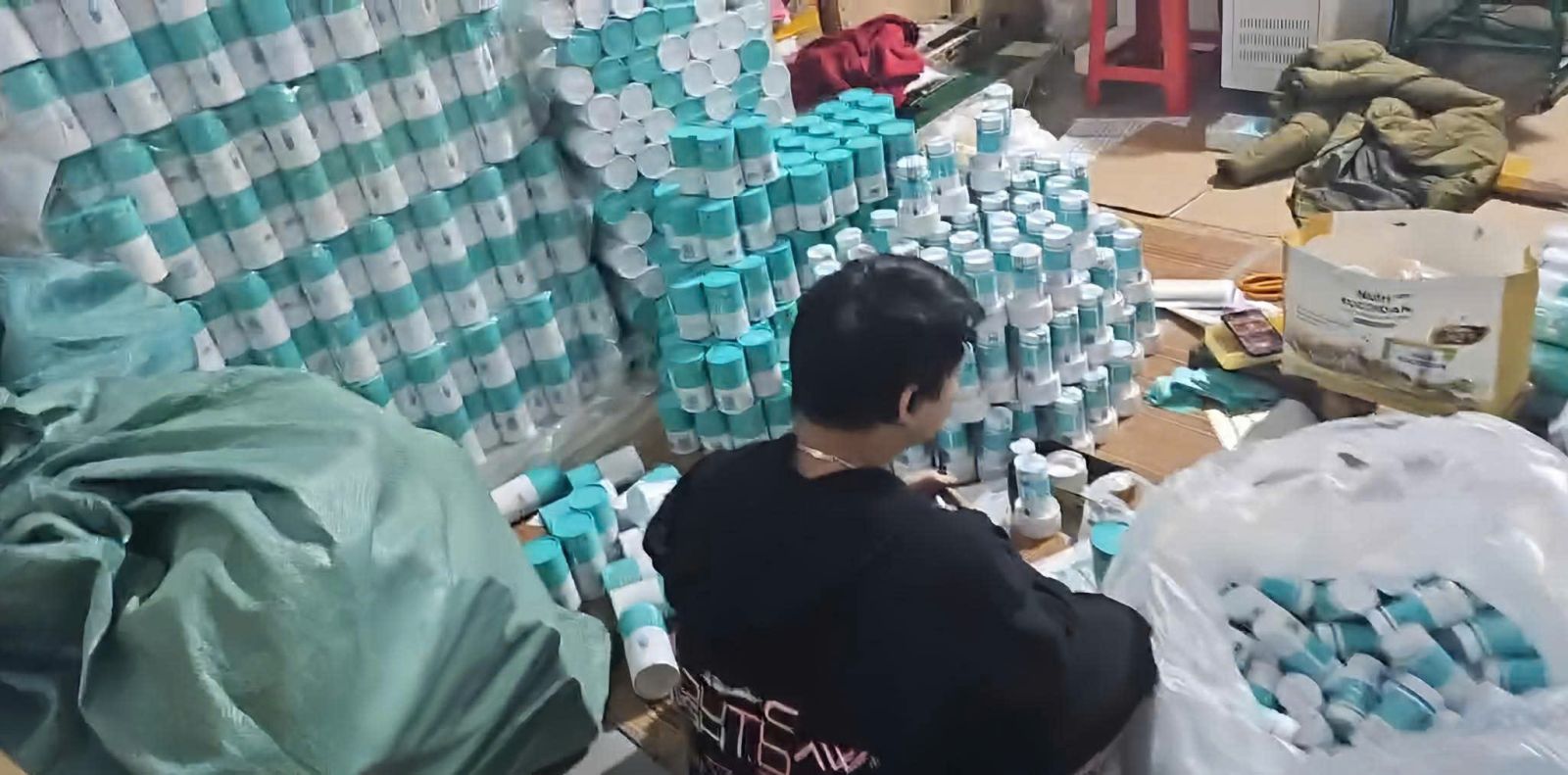 Triệt phá hai đường dây thuốc, thực phẩm chức năng giả thu lợi hơn 50 tỷ đồng- Ảnh 4.