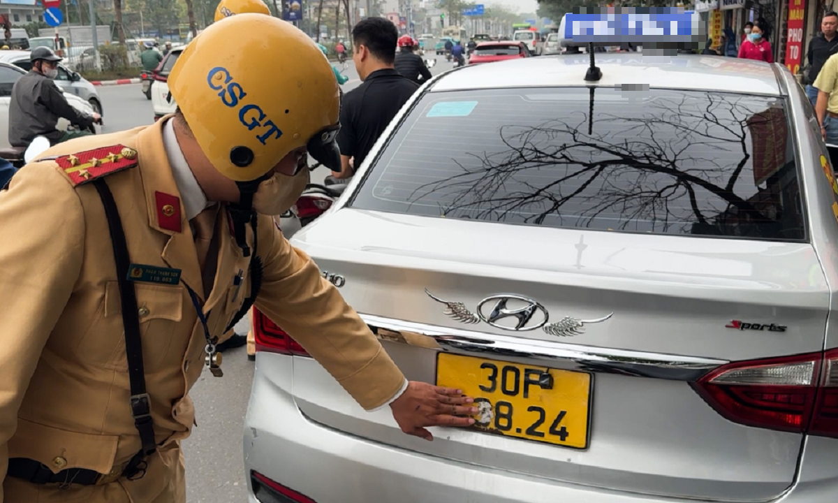 Lái xe ô tô mà "vô tư" làm điều này có thể bị xử phạt 26 triệu đồng- Ảnh 1.