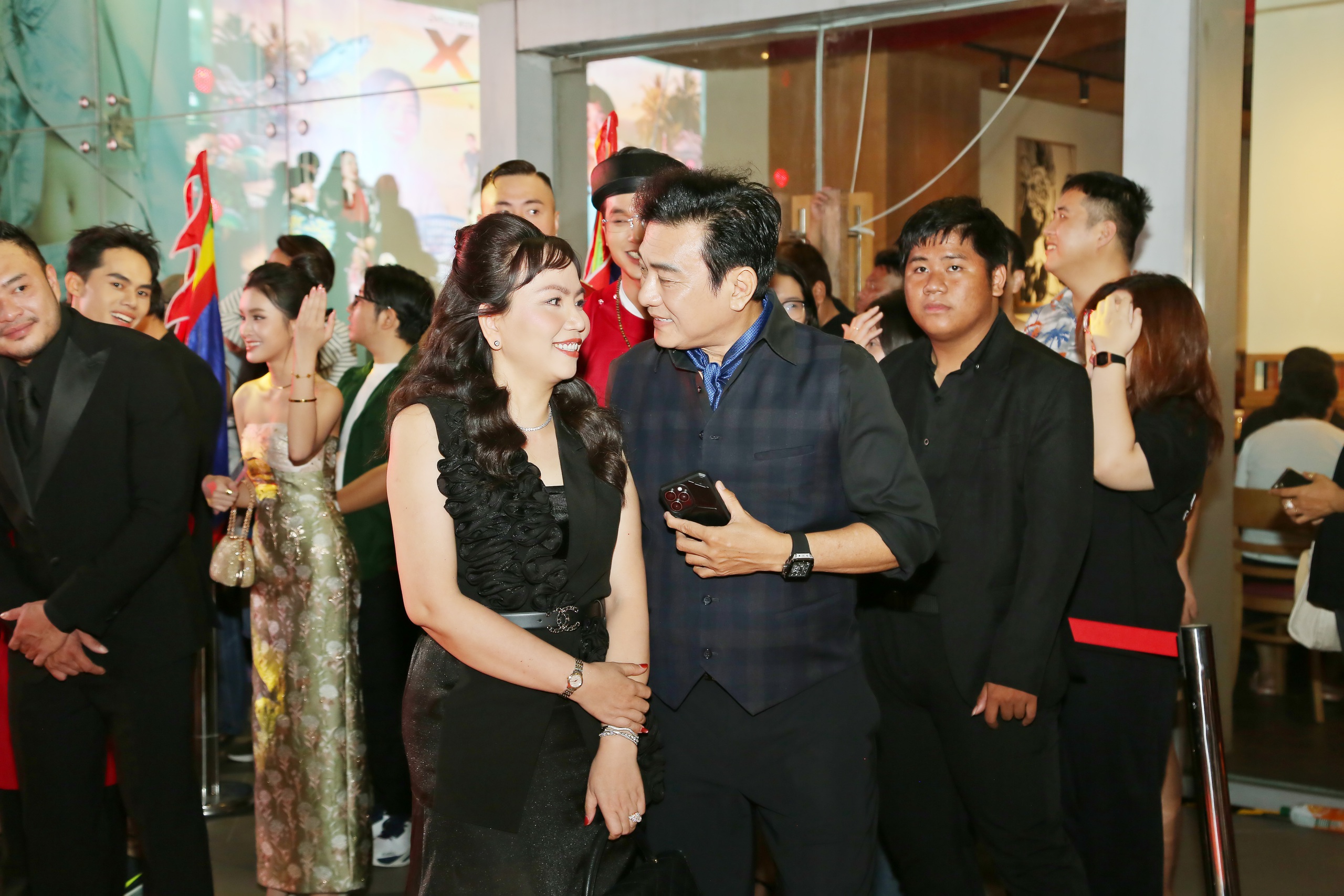 "Ông trùm phản diện" Hoàng Phúc "hâm nóng" tình yêu với vợ trẻ- Ảnh 2.