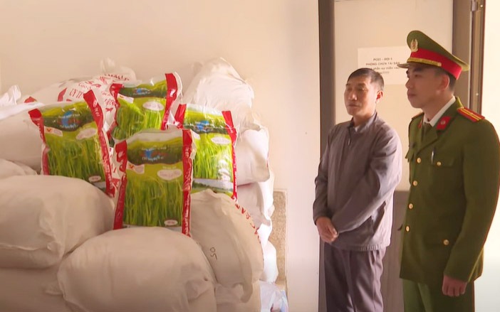 Hà Tĩnh: Bắt quả tang đối tượng sản xuất gạo giả nhãn hiệu 'Thơm Lài Sữa'