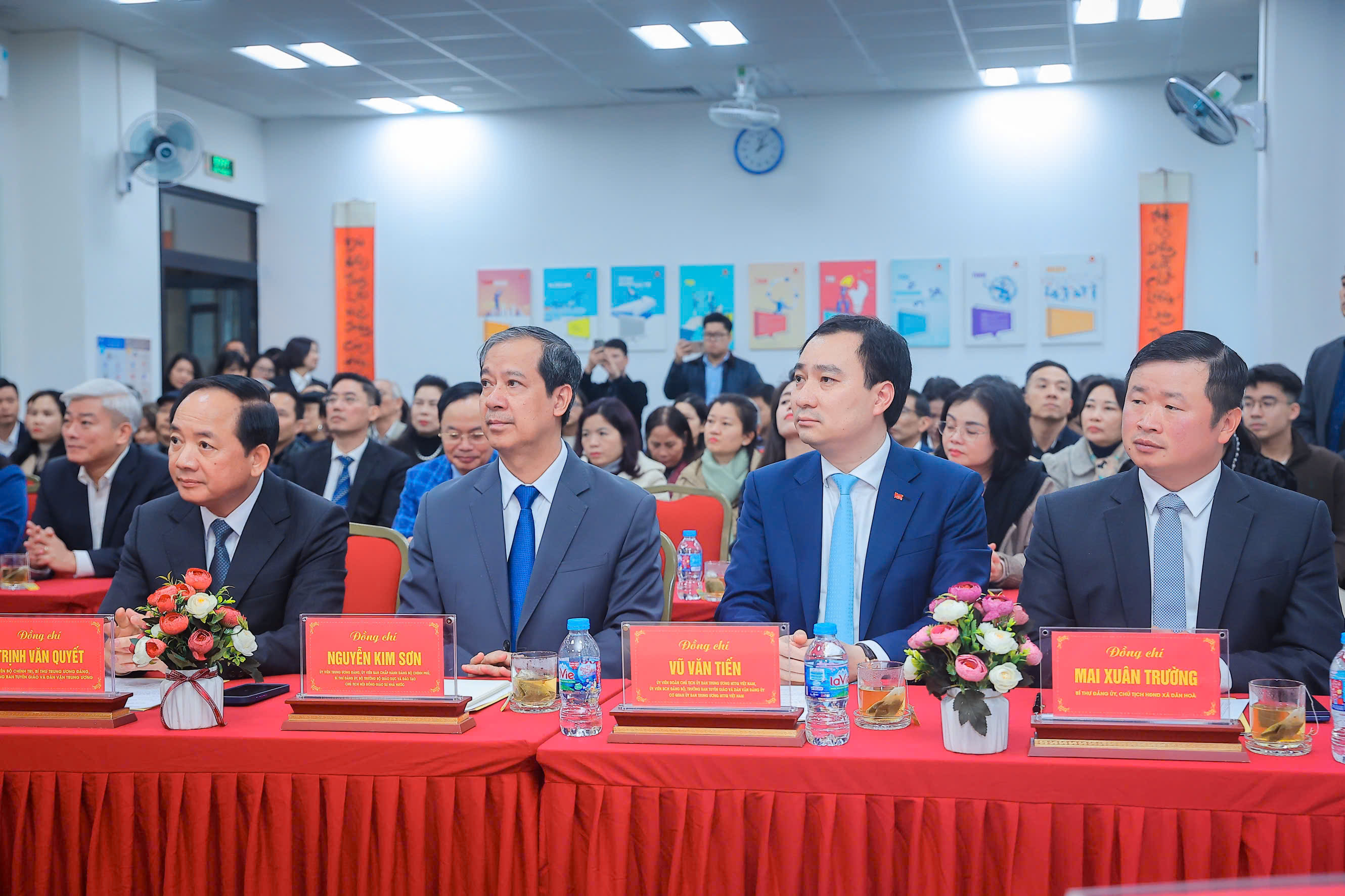 100% cử tri nhất trí tín nhiệm ông Trịnh Văn Quyết, Nguyễn Kim Sơn ứng cử ĐBQH- Ảnh 2.