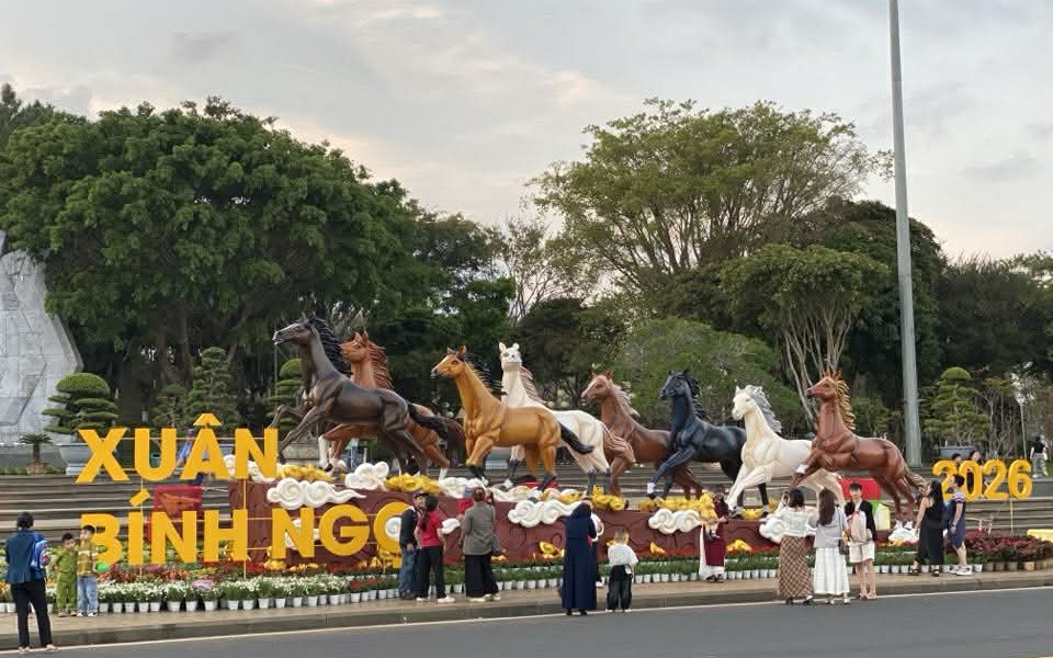 Thế Giới Ngựa Trong Nghệ Thuật: Từ Hội Họa Đến Điêu Khắc Mùa Xuân