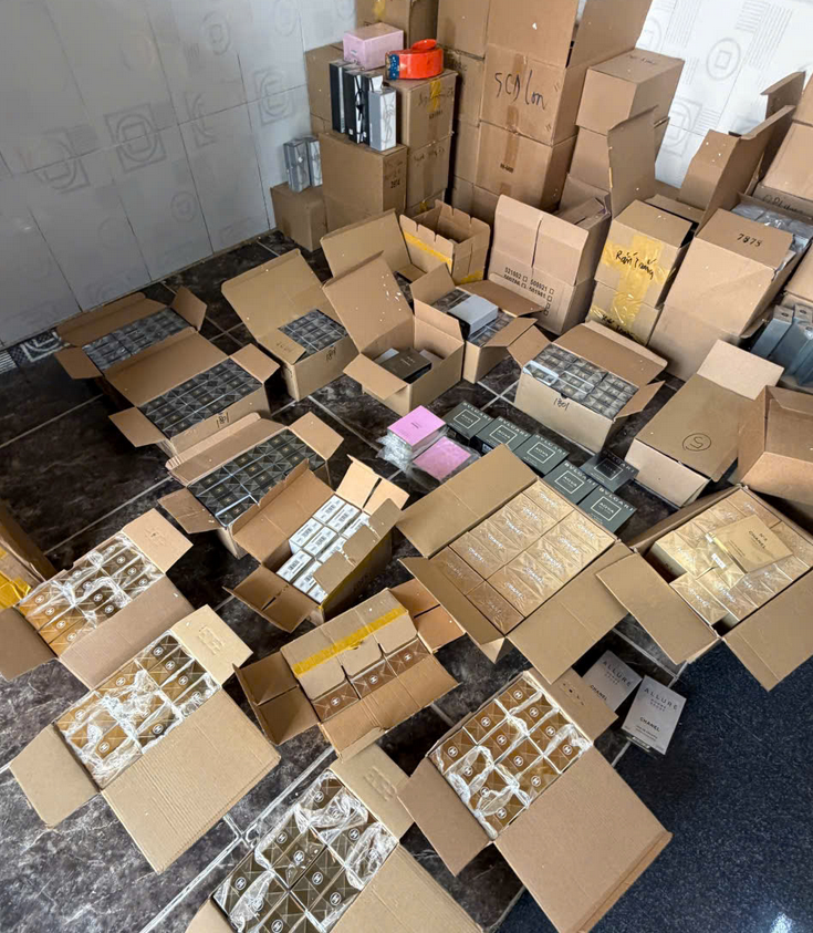 Thông tin bất ngờ vụ làm giả 10.000 chai nước hoa thương hiệu Chanel, BVL, Burberry, Versace- Ảnh 2.