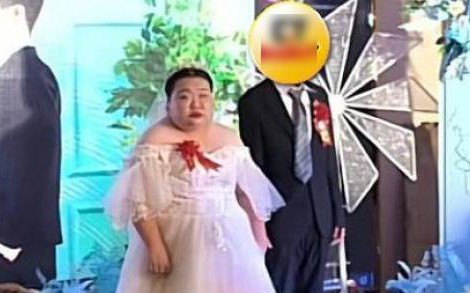 Bất ngờ bị trả lại hơn 700 triệu đồng tiền th&aacute;ch cưới, ch&uacute; rể &ocirc;m mặt "kh&oacute;c như mưa" trong đ&aacute;m cưới - Ảnh 3.