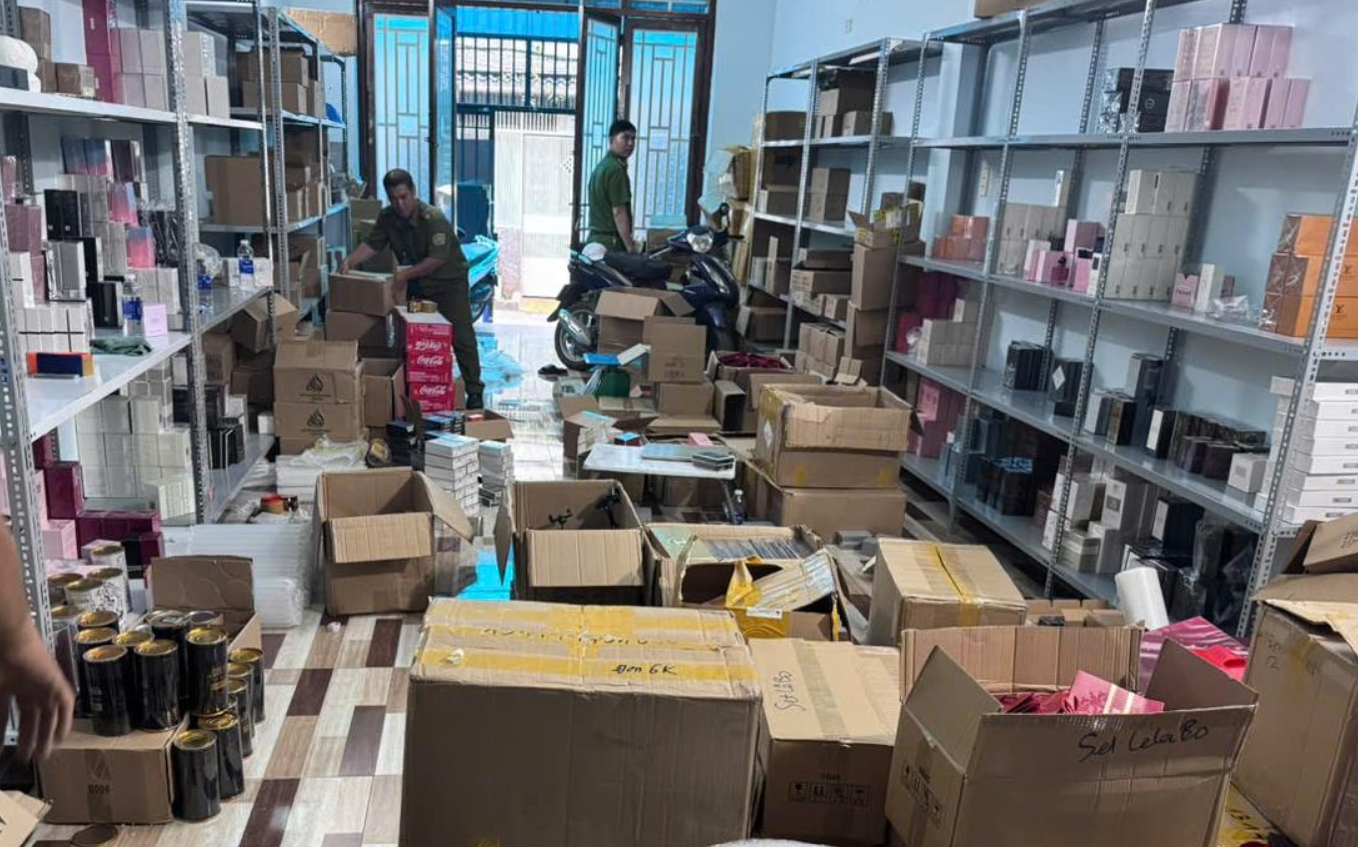 Thông tin bất ngờ vụ làm giả 10.000 chai nước hoa thương hiệu Chanel, BVL, Burberry, Versace- Ảnh 4.