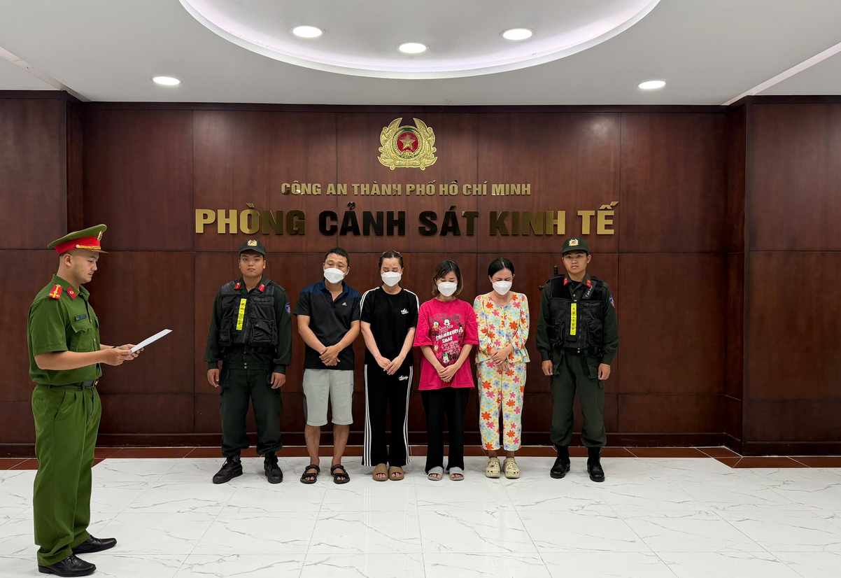 Thông tin bất ngờ vụ làm giả 10.000 chai nước hoa thương hiệu Chanel, BVL, Burberry, Versace- Ảnh 1.