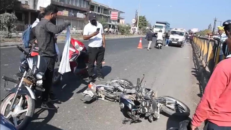 Đi phát thiệp cưới, 3 người tử vong khi bị xe ô tô đâm trúng- Ảnh 1.