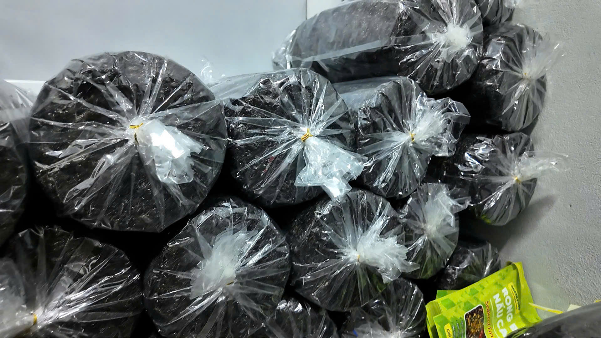 Đường đi của rong biển “đội lốt hàng Việt” từ kho Dana Food ra thị trường - Ảnh 3.