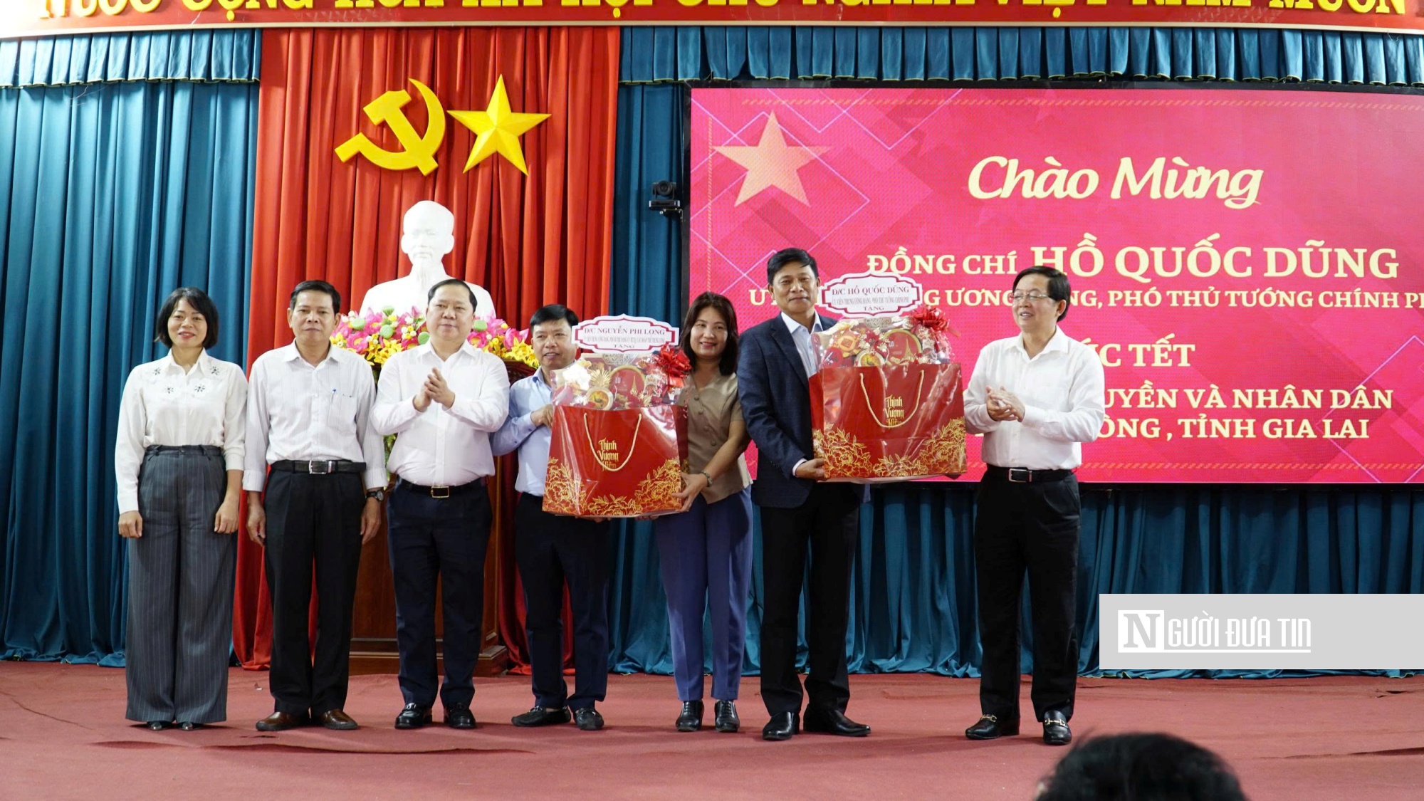 Phó Thủ tướng Hồ Quốc Dũng thăm, tặng quà, động viên nhân dân vùng lũ tỉnh Gia Lai- Ảnh 4.