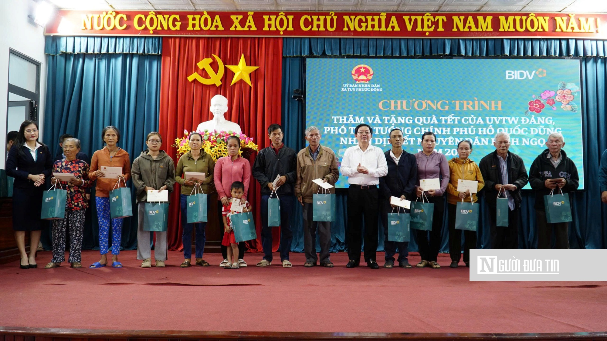 Phó Thủ tướng Hồ Quốc Dũng thăm, tặng quà, động viên nhân dân vùng lũ tỉnh Gia Lai- Ảnh 1.