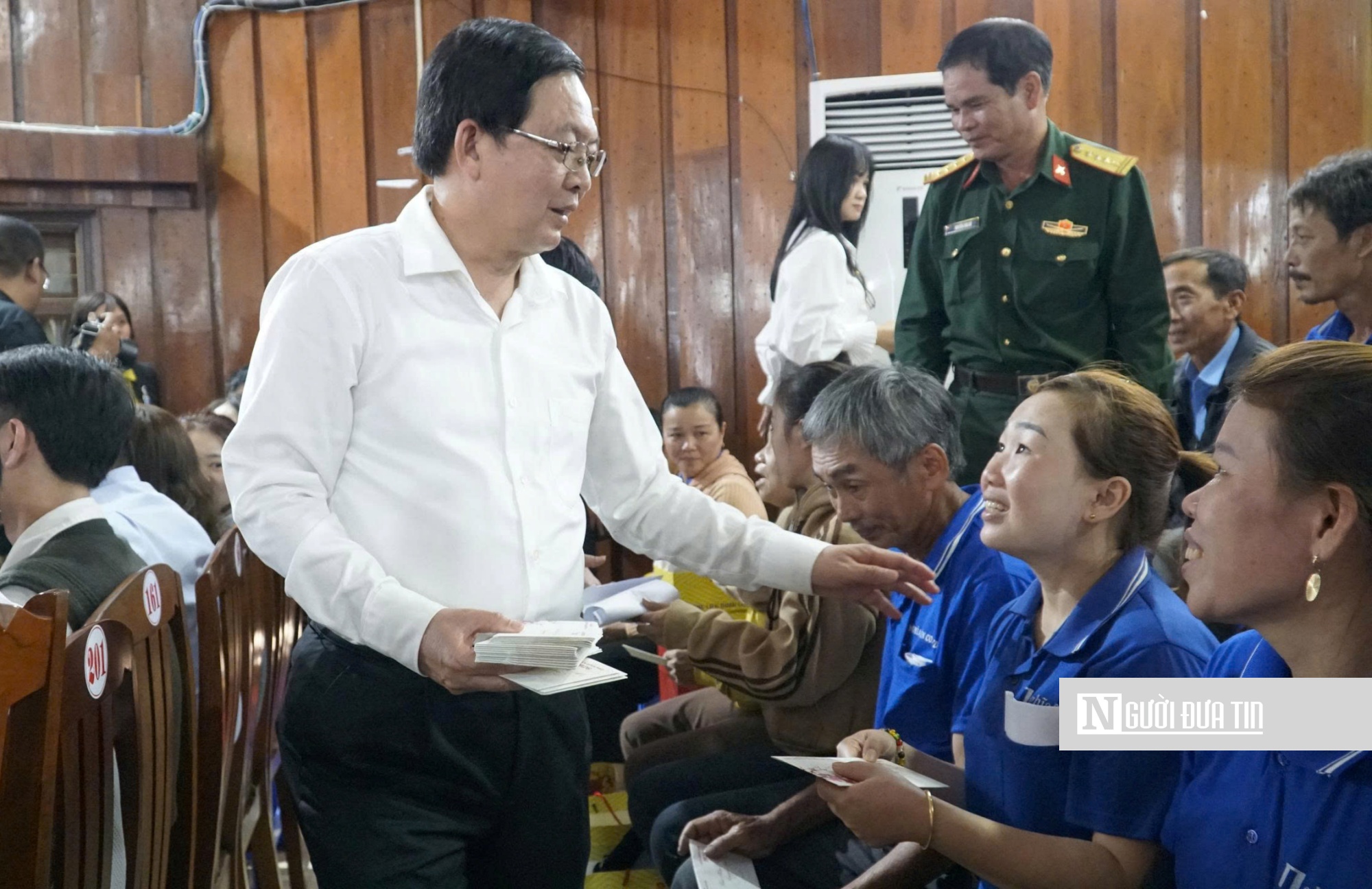 Phó Thủ tướng Hồ Quốc Dũng thăm, tặng quà, động viên nhân dân vùng lũ tỉnh Gia Lai- Ảnh 2.