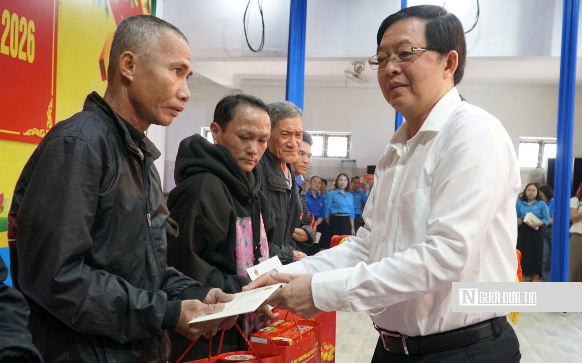 Phó Thủ tướng Hồ Quốc Dũng thăm, tặng quà Tết công nhân và dân vùng lũ Gia Lai