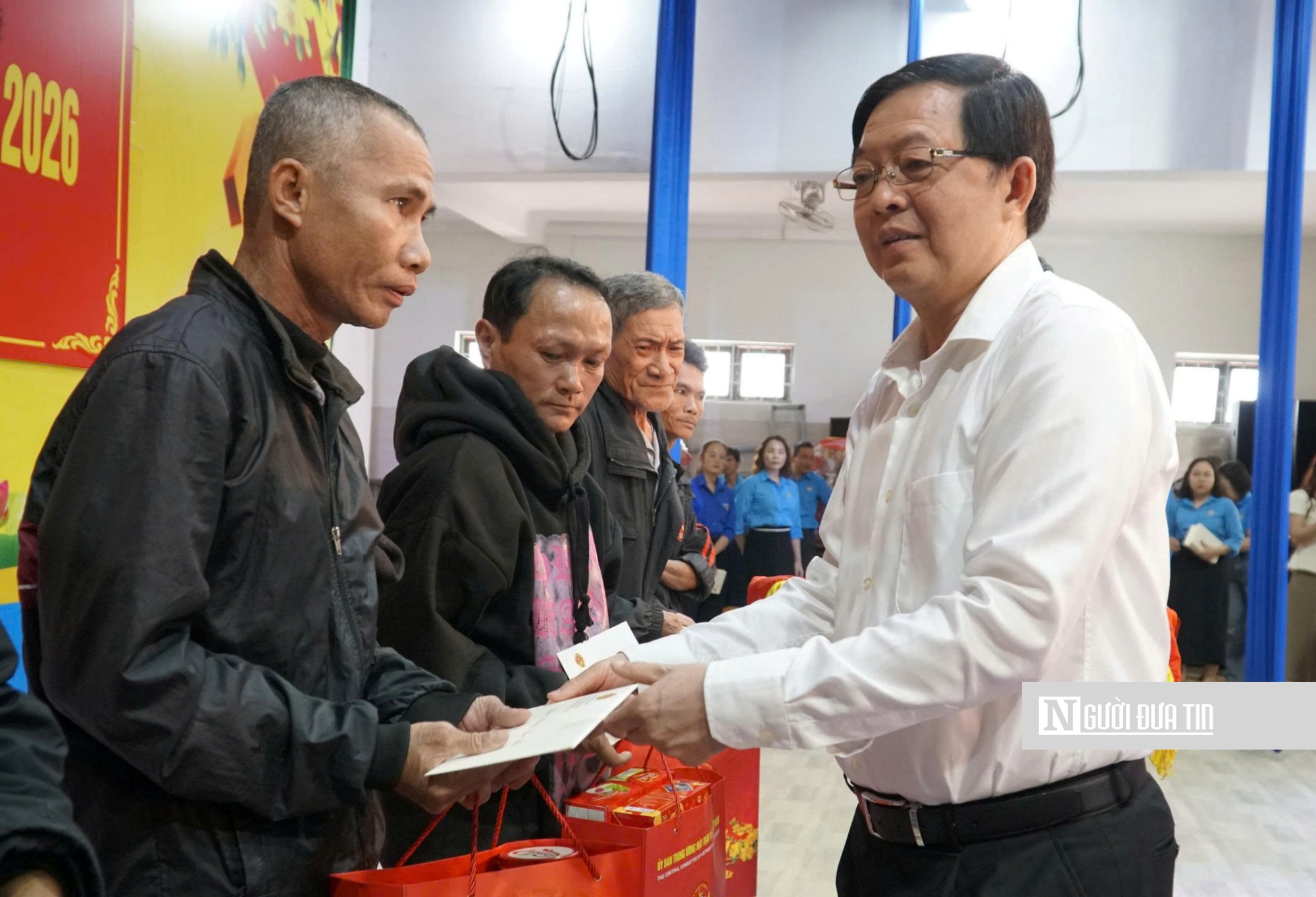 Phó Thủ tướng Hồ Quốc Dũng thăm, tặng quà, động viên nhân dân vùng lũ tỉnh Gia Lai- Ảnh 3.