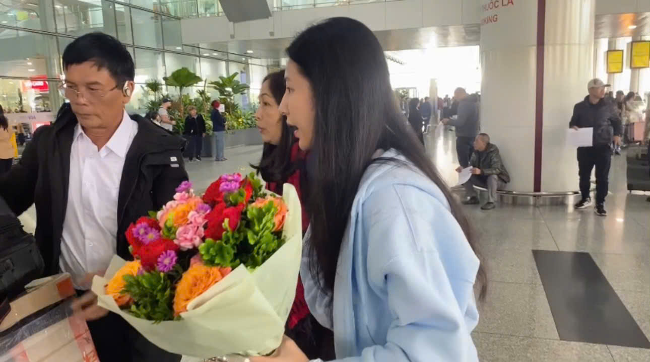 Sân bay Nội Bài ken đặc người chờ đón Tết từ những chuyến bay đoàn viên - Ảnh 6.