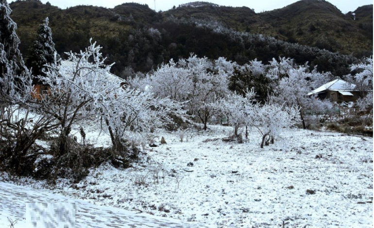 Khối không khí lạnh cường độ cực mạnh tràn về, miền Bắc "rét buốt thấu xương" - Ảnh 1.