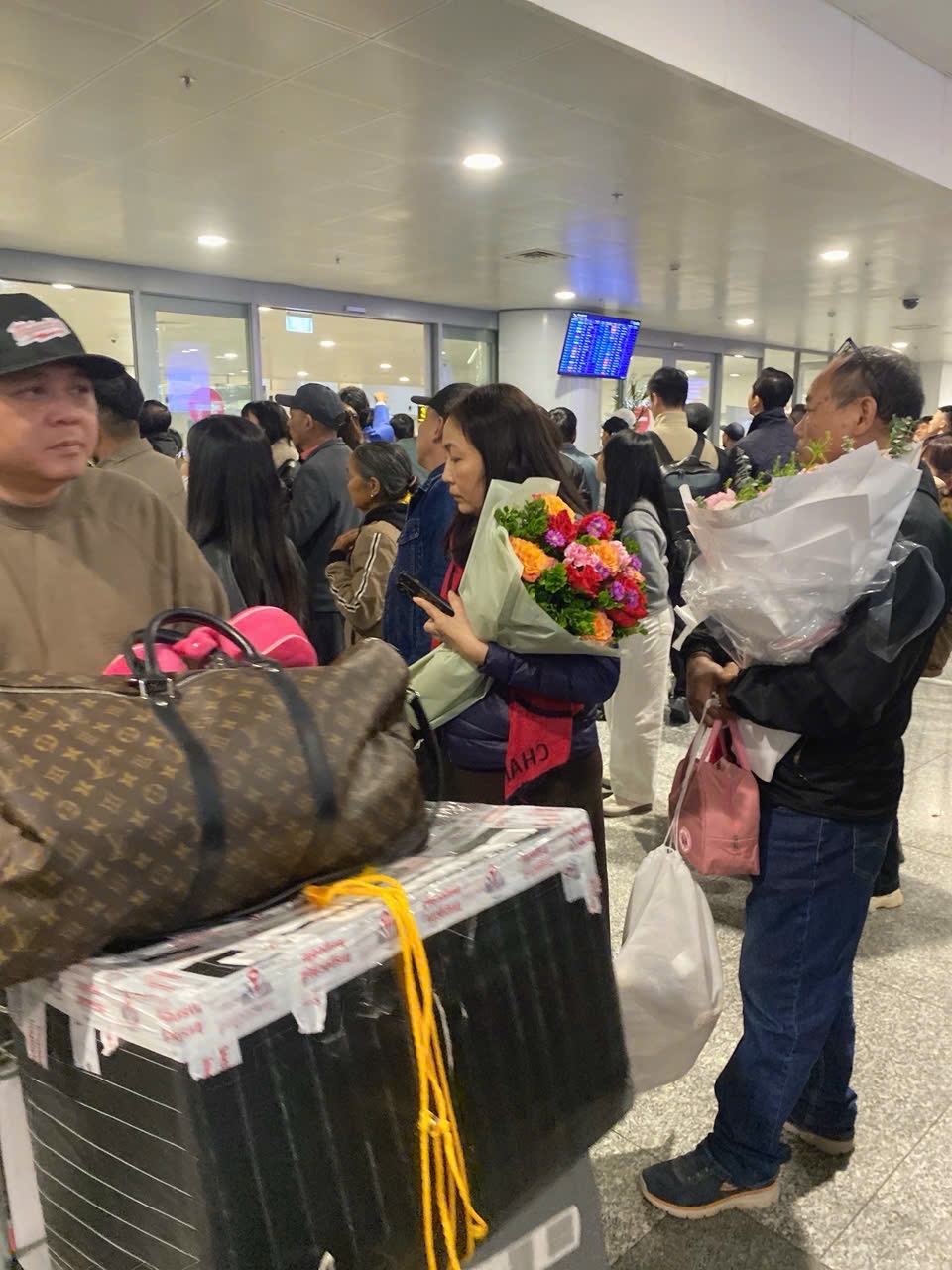 Sân bay Nội Bài ken đặc người chờ đón Tết từ những chuyến bay đoàn viên - Ảnh 2.