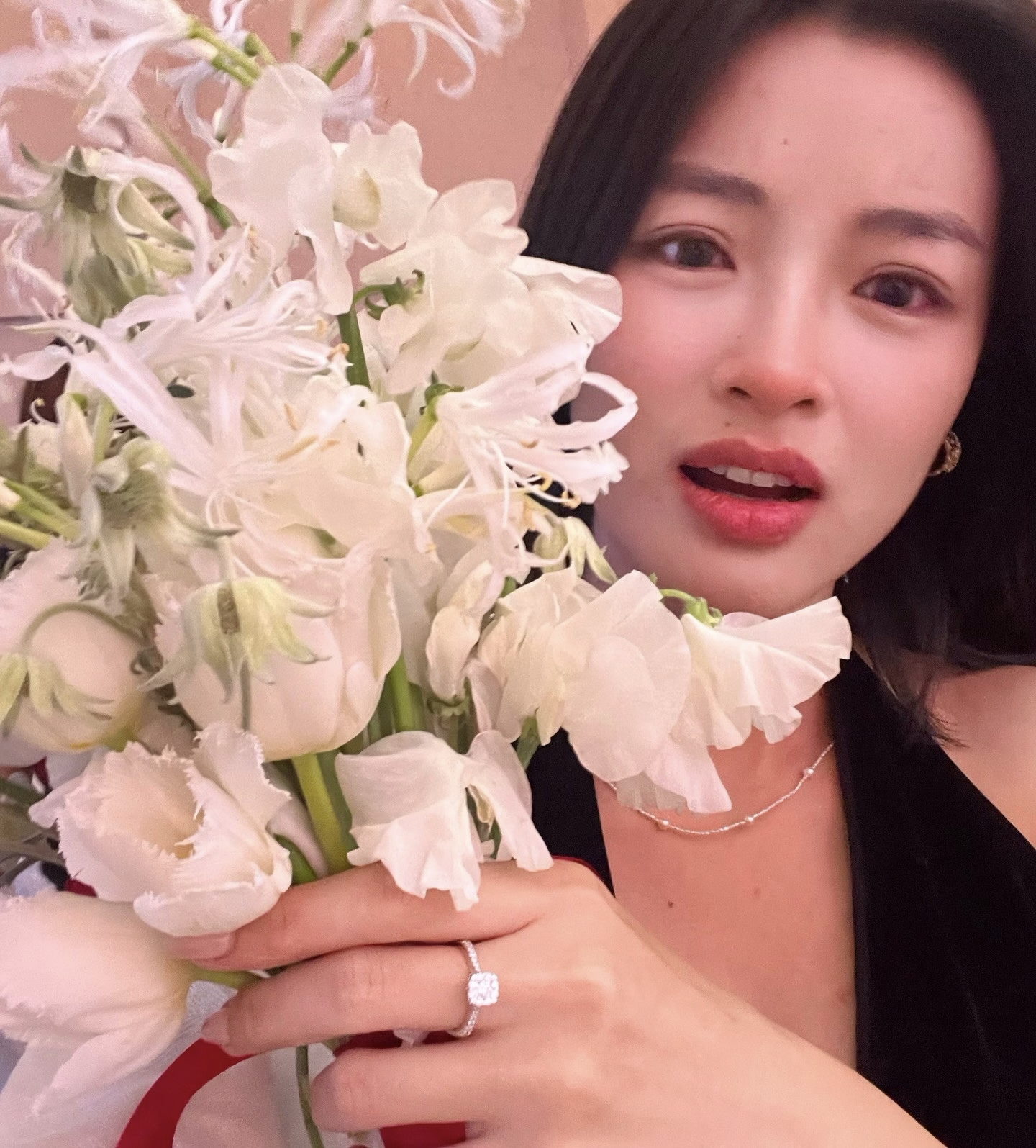 "Nàng thơ" Vbiz bất ngờ được bạn trai cầu hôn sau 2 năm yêu kín tiếng - Ảnh 2.