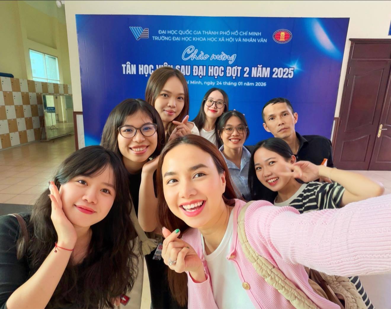 Đỗ cao học ở tuổi 42, vợ của "đạo diễn trăm tỷ" có cuộc sống ra sao? - Ảnh 1.