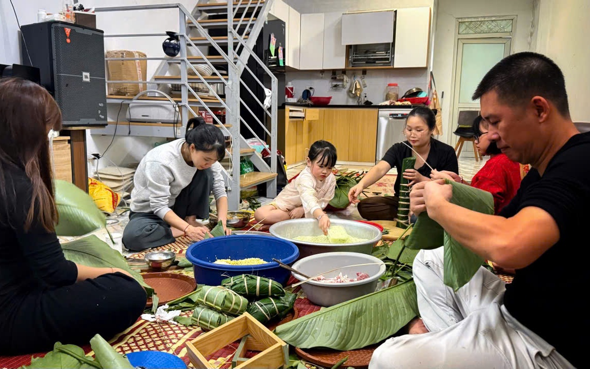 Chiếc bánh chưng đầu đời của trẻ: Gìn giữ nếp nhà giữa nhịp sống hiện đại