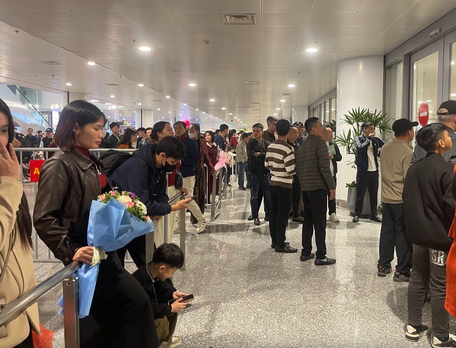 Sân bay Nội Bài ken đặc người chờ đón Tết từ những chuyến bay đoàn viên - Ảnh 8.
