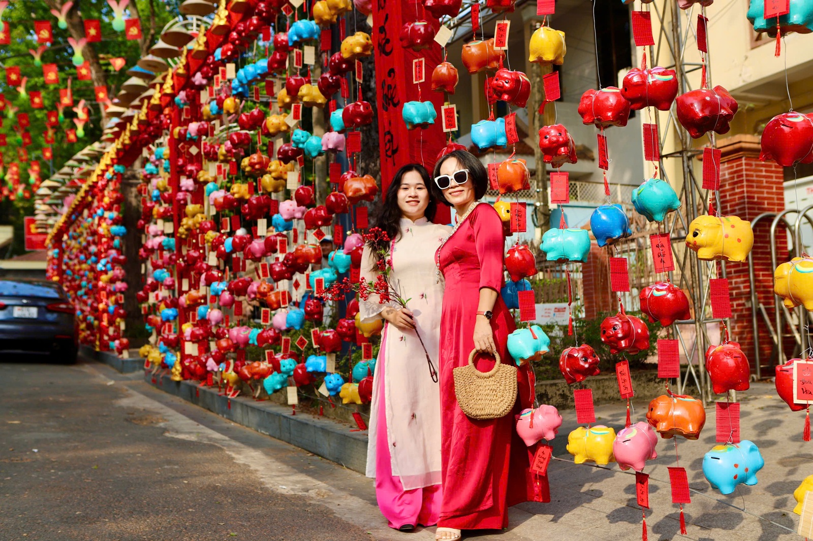 'Đường heo đất' rực rỡ sắc Xuân, điểm check-in độc đáo giữa lòng Thủ Dầu Một- Ảnh 1.