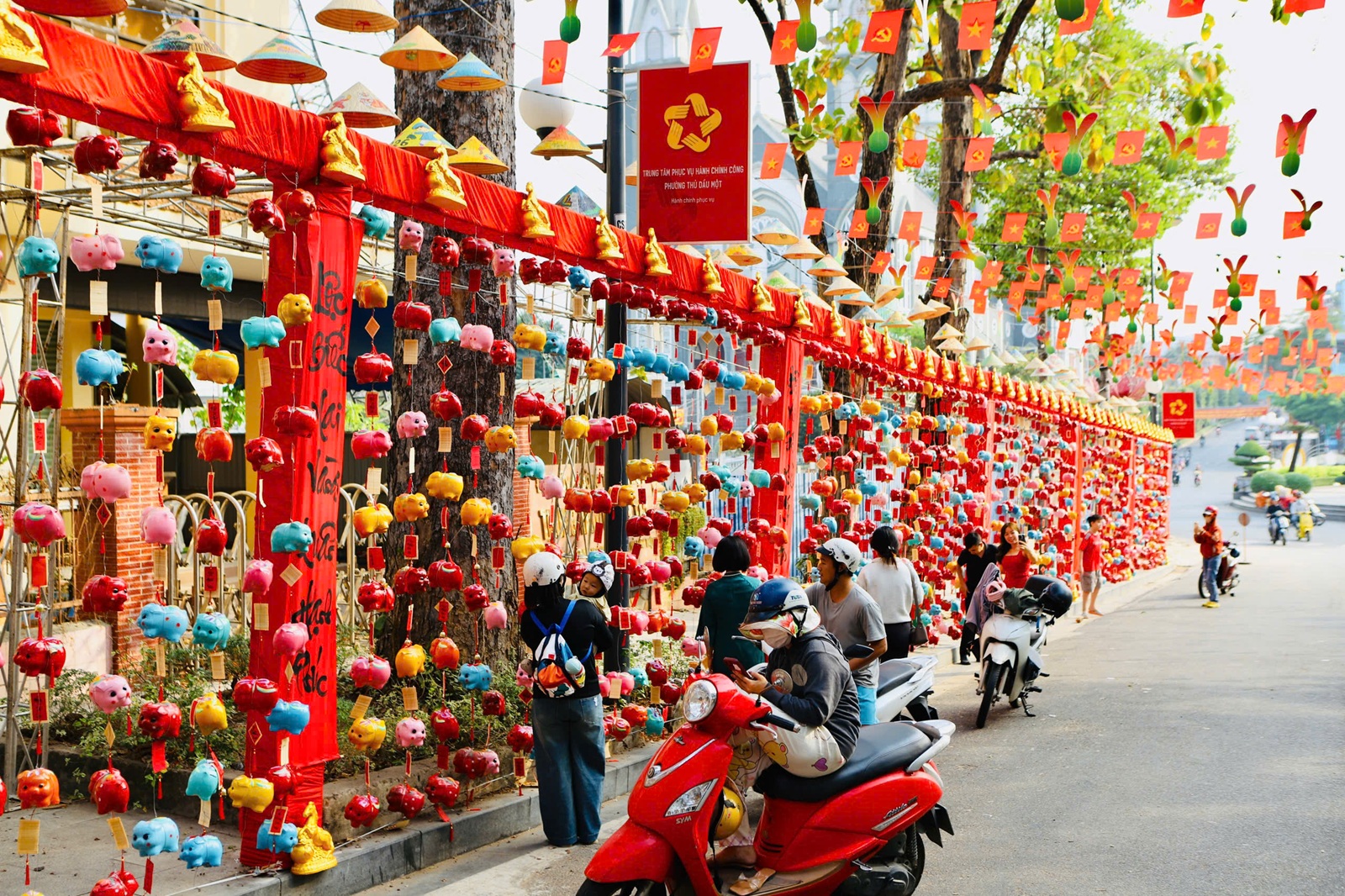 'Đường heo đất' rực rỡ sắc Xuân, điểm check-in độc đáo giữa lòng Thủ Dầu Một- Ảnh 4.