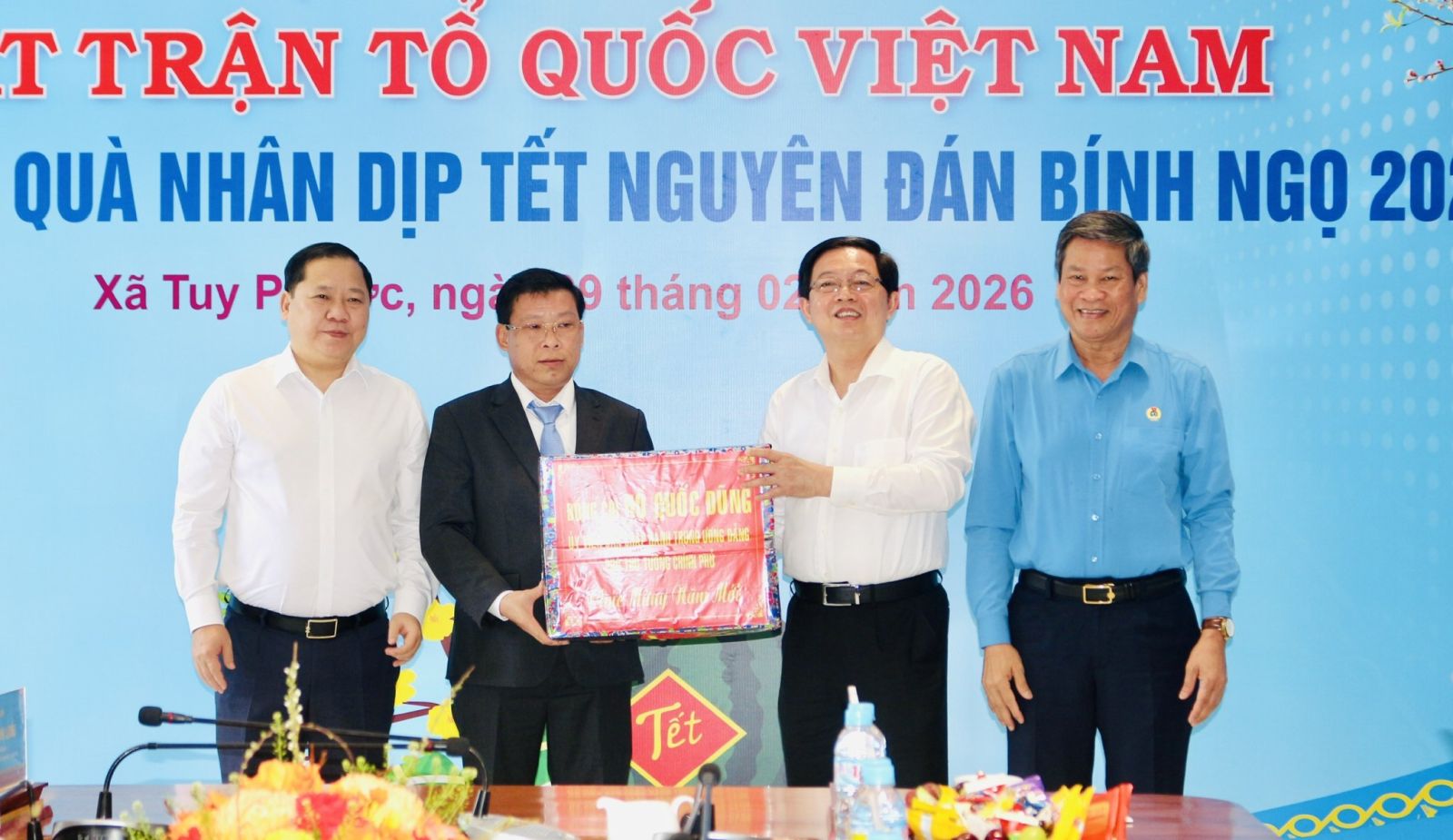 Phó Thủ tướng Hồ Quốc Dũng thăm, tặng quà, động viên nhân dân vùng lũ tỉnh Gia Lai- Ảnh 5.