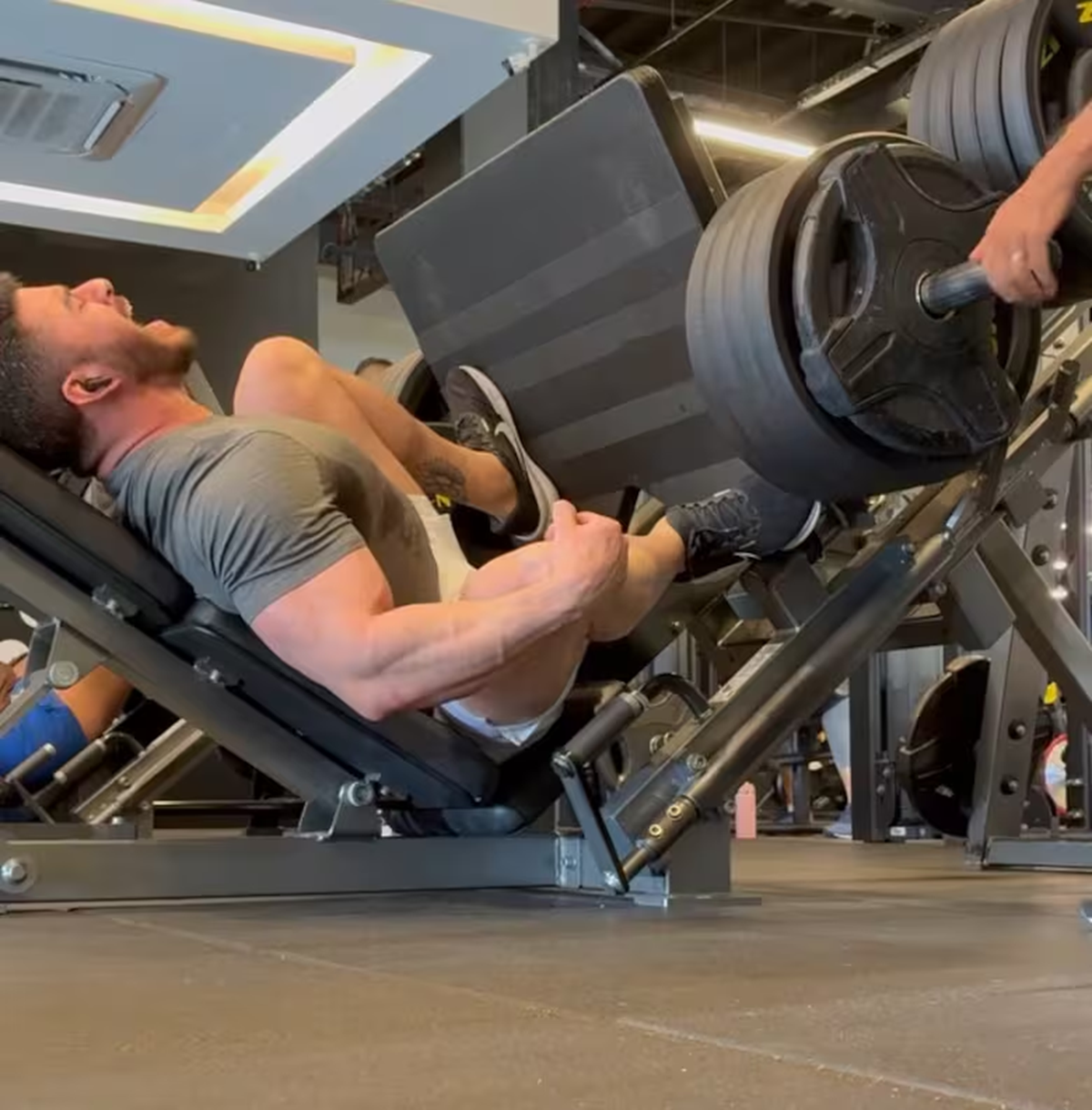 Người đàn ông cơ bắp đạp tạ 400 kg và cái kết “lạnh người” - Ảnh 1.