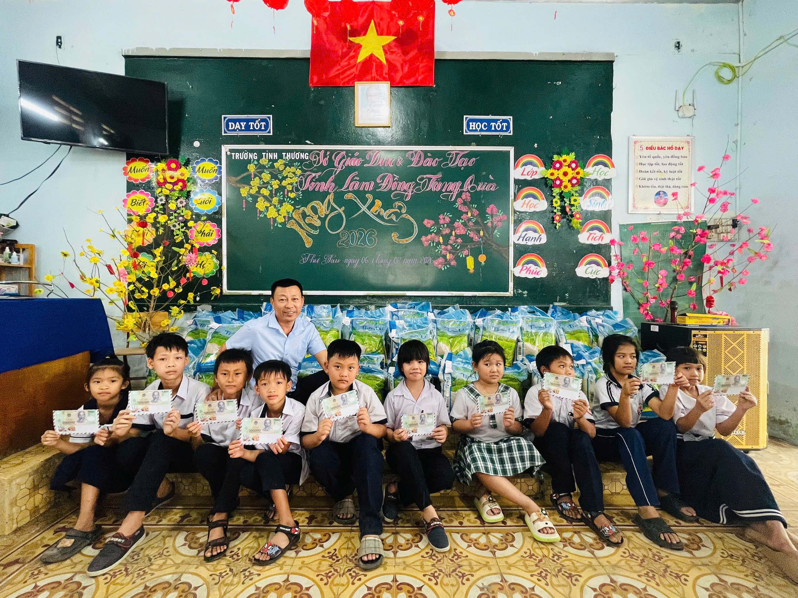 Giữa mưu sinh sớm, ngôi trường níu giữ con chữ và cái Tết ấm no cho trẻ em kém may mắn - Ảnh 6.