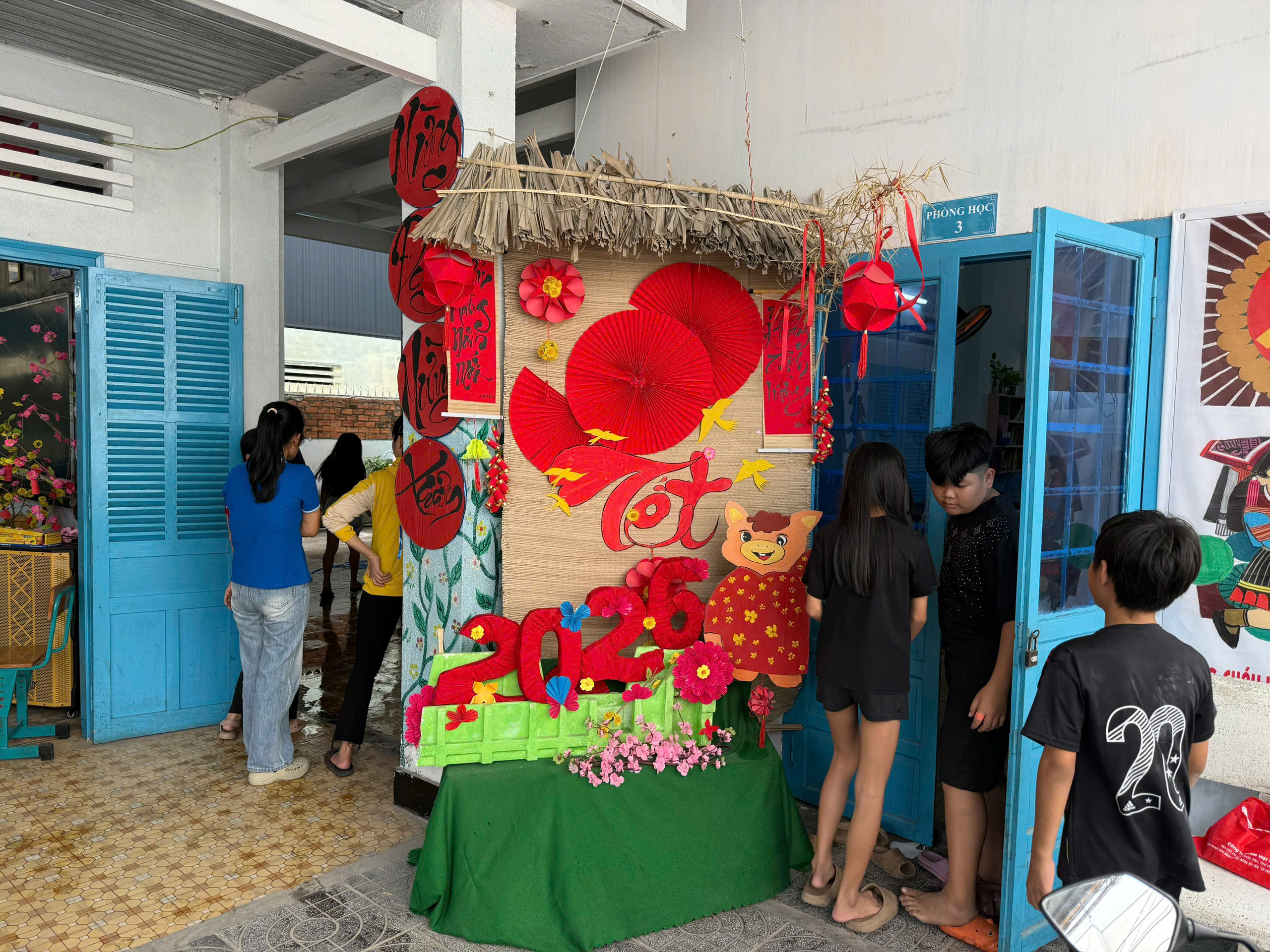 Giữa mưu sinh sớm, ngôi trường níu giữ con chữ và cái Tết ấm no cho trẻ em kém may mắn - Ảnh 7.