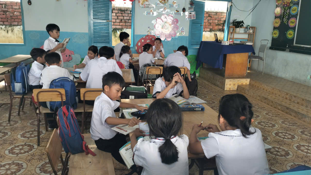 Giữa mưu sinh sớm, ngôi trường níu giữ con chữ và cái Tết ấm no cho trẻ em kém may mắn - Ảnh 1.