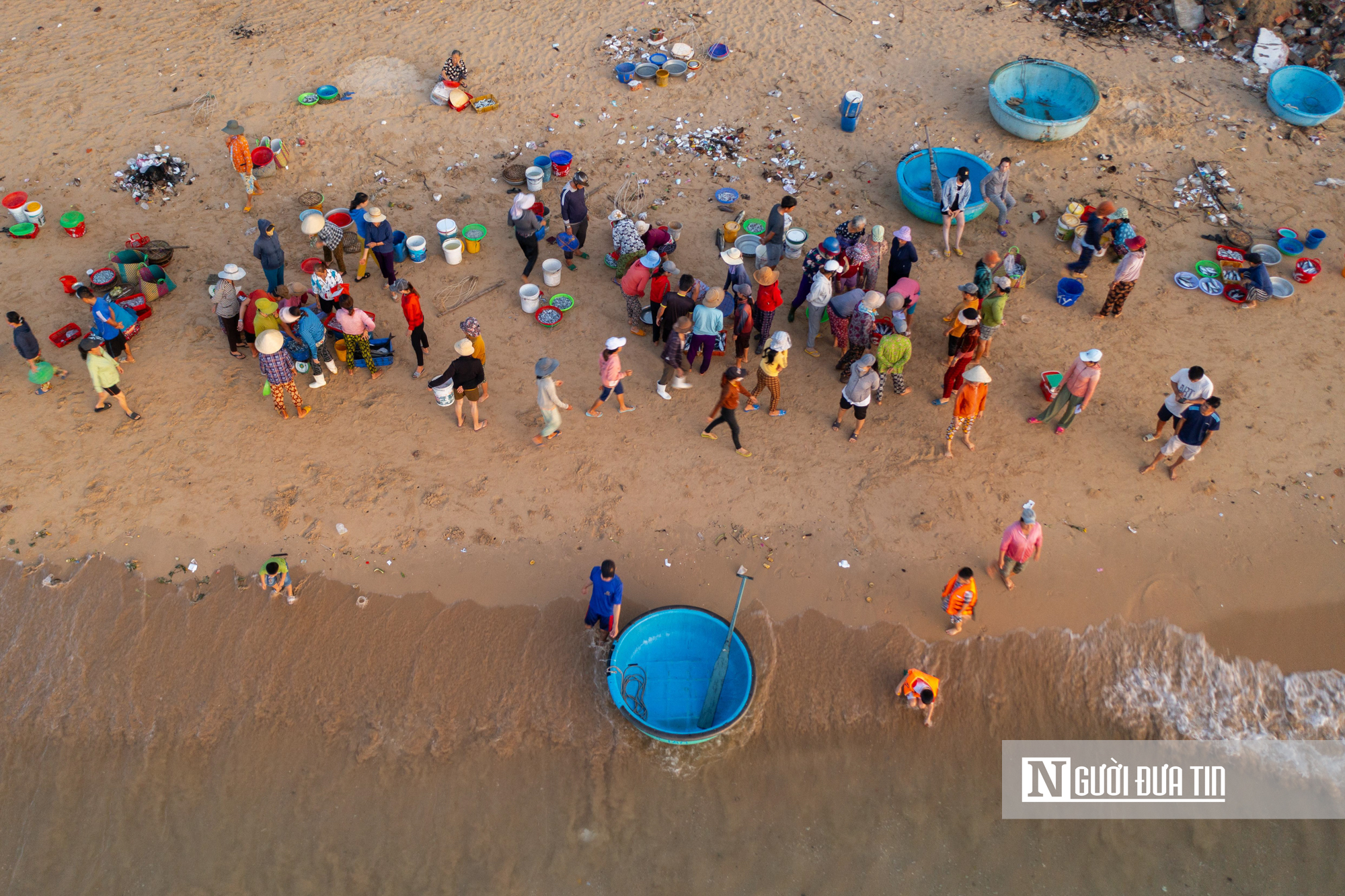 Trong đ&egrave;n c&acirc;u mực xuy&ecirc;n đ&ecirc;m, ngư d&acirc;n Đắk Lắk thu tiền triệu đồng- Ảnh 2.