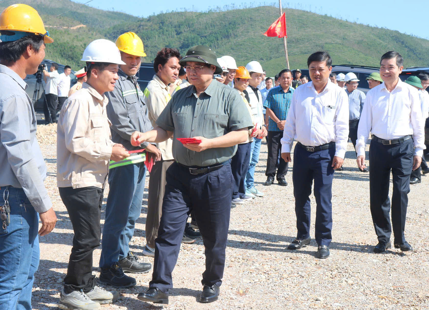Thủ tướng Phạm Minh Chính yêu cầu hoàn thành cao tốc nối Gia Lai và Đắk Lắk trong tháng 3/2026- Ảnh 4.
