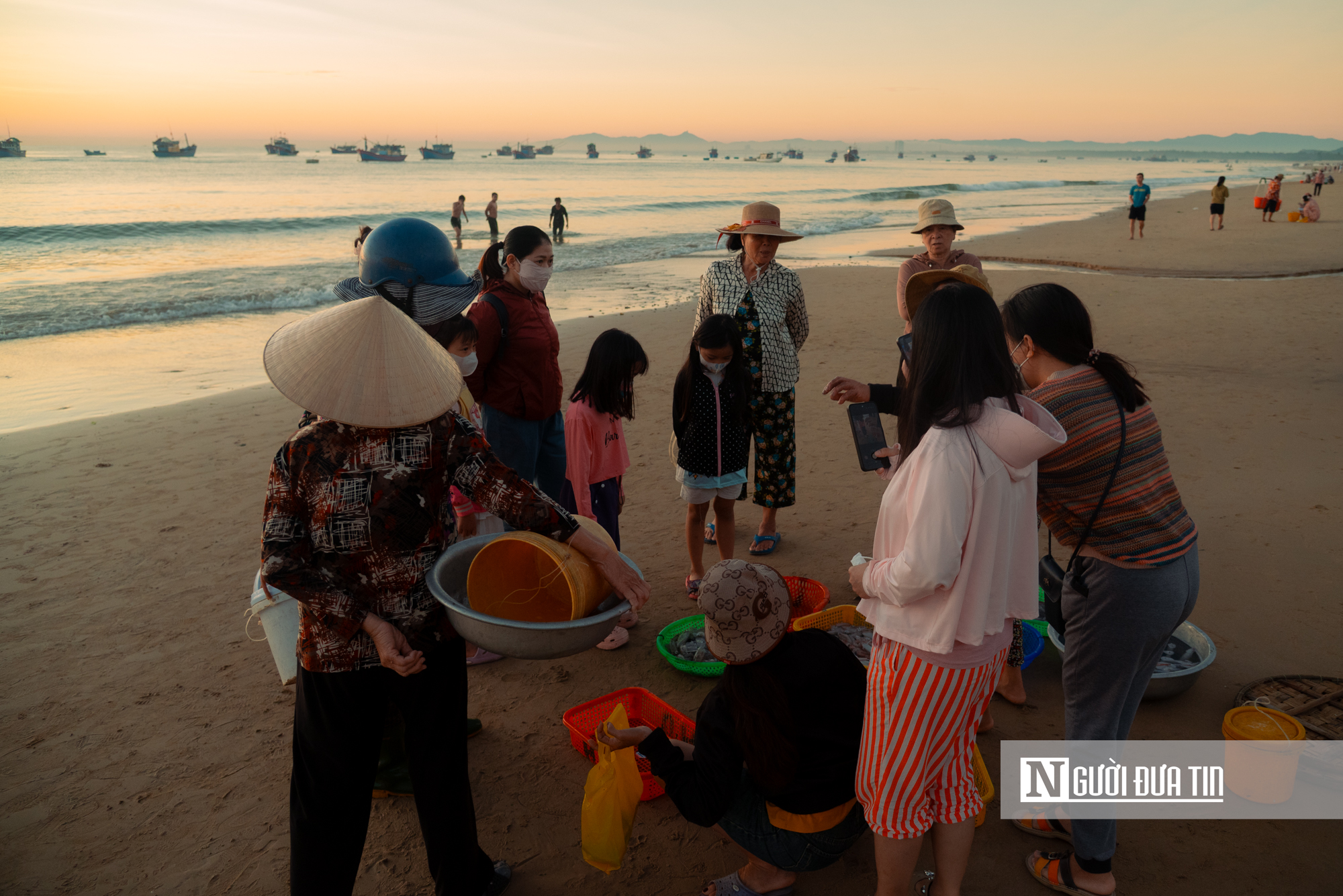 Trong đ&egrave;n c&acirc;u mực xuy&ecirc;n đ&ecirc;m, ngư d&acirc;n Đắk Lắk thu tiền triệu đồng- Ảnh 7.