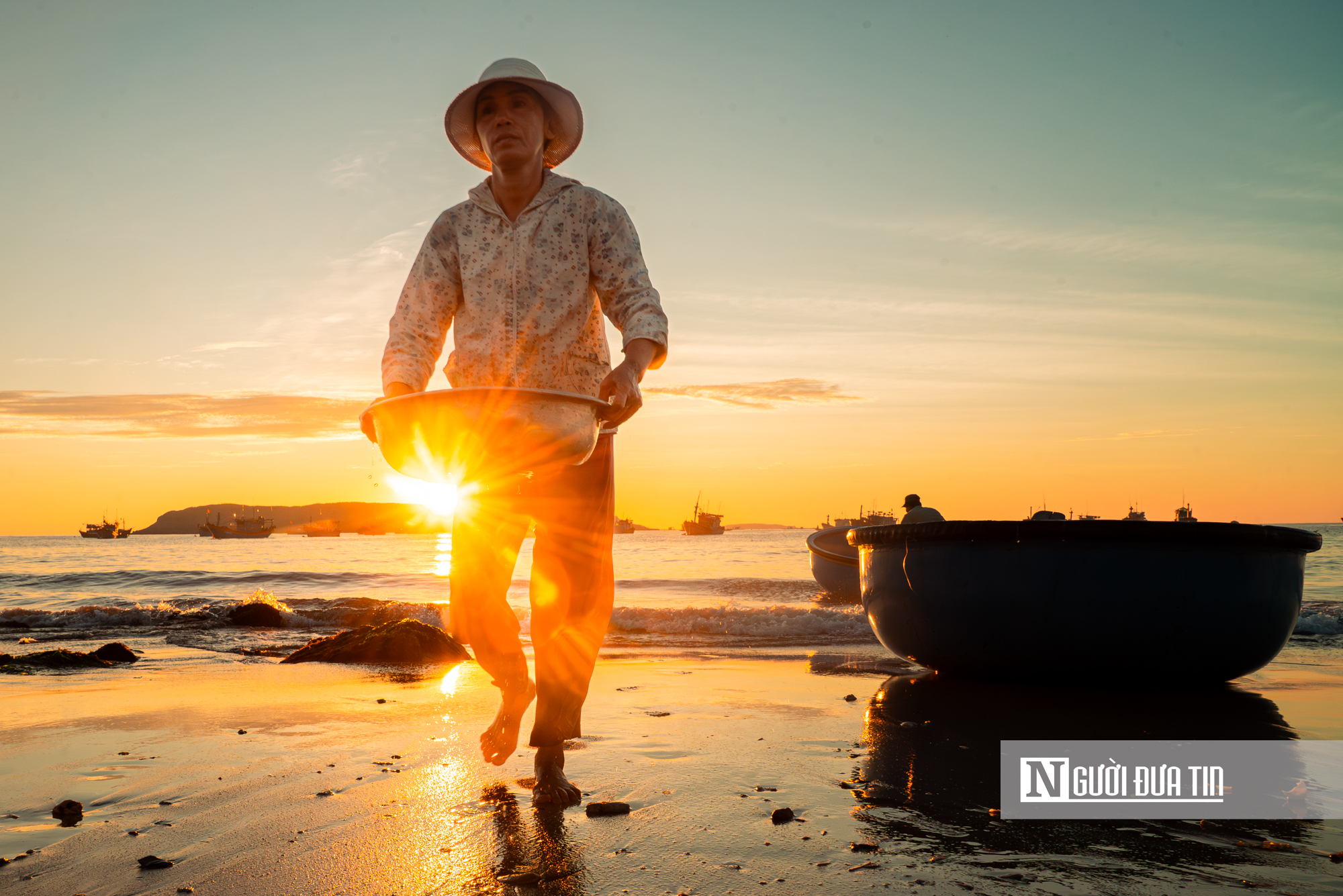 Trong đ&egrave;n c&acirc;u mực xuy&ecirc;n đ&ecirc;m, ngư d&acirc;n Đắk Lắk thu tiền triệu đồng- Ảnh 10.