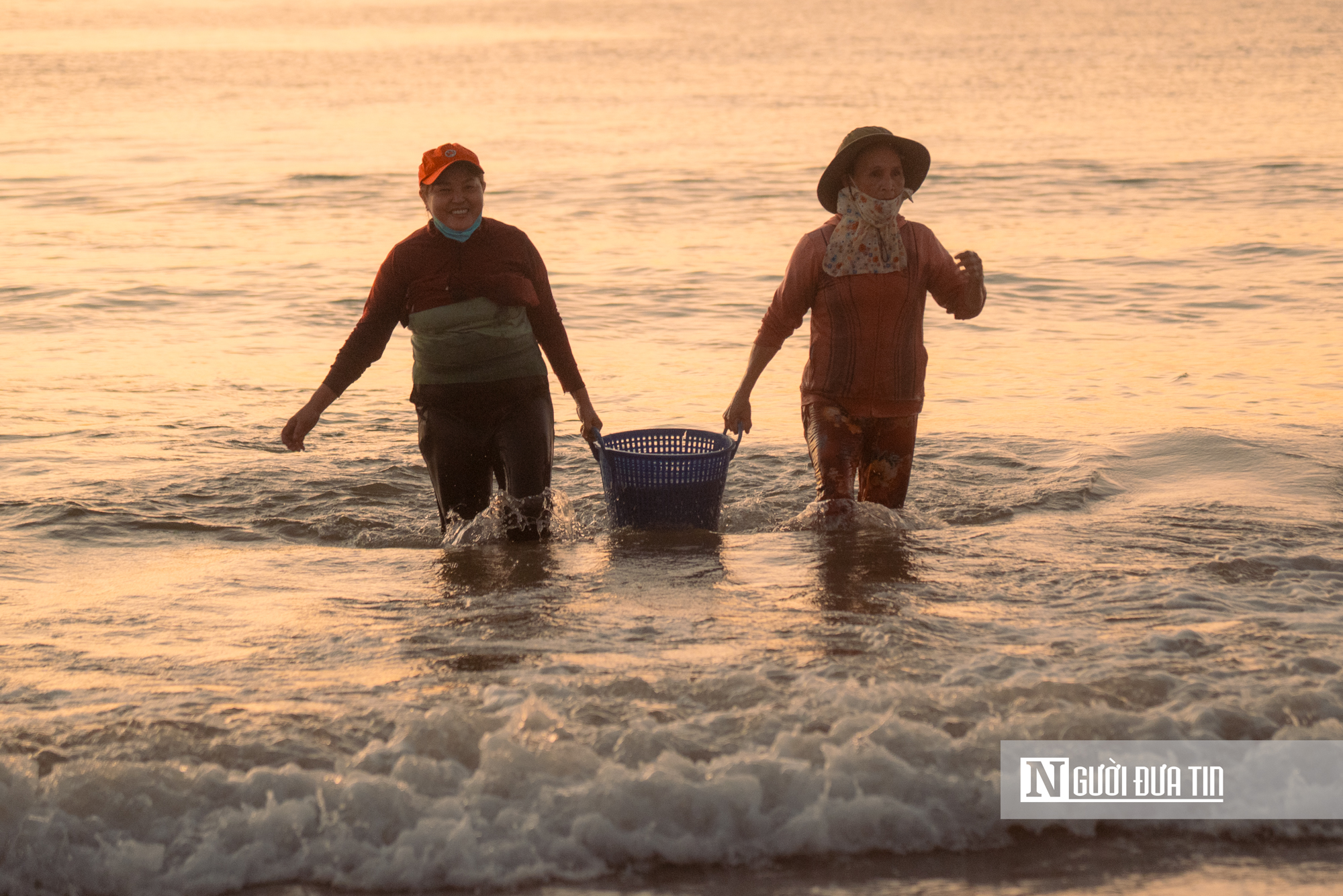Trong đ&egrave;n c&acirc;u mực xuy&ecirc;n đ&ecirc;m, ngư d&acirc;n Đắk Lắk thu tiền triệu đồng- Ảnh 12.