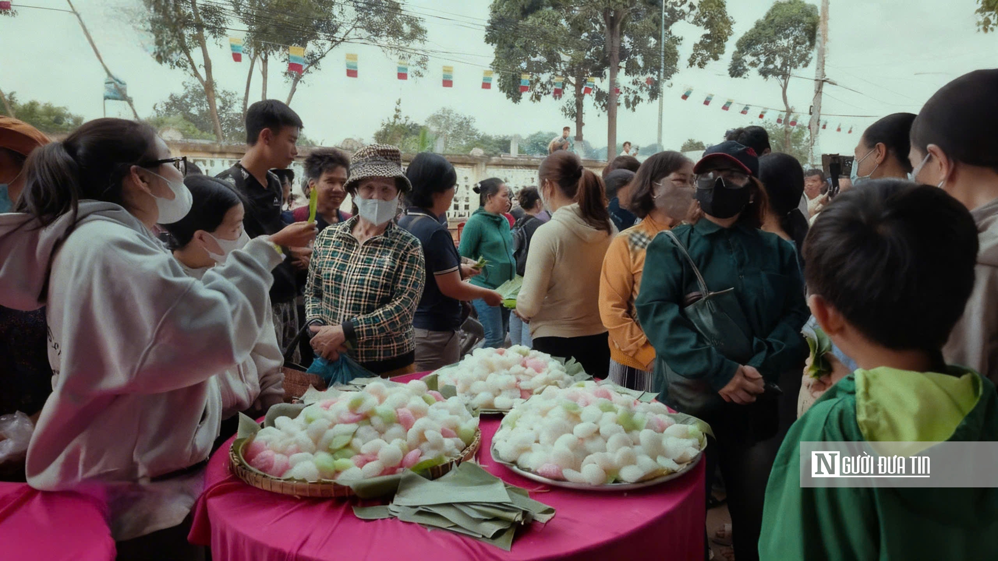 Độc lạ đi chợ không tiền, nhận lộc bằng những chiếc lá xanh- Ảnh 1. Độc lạ đi chợ không tiền, nhận lộc bằng những chiếc lá xanh- Ảnh 1.