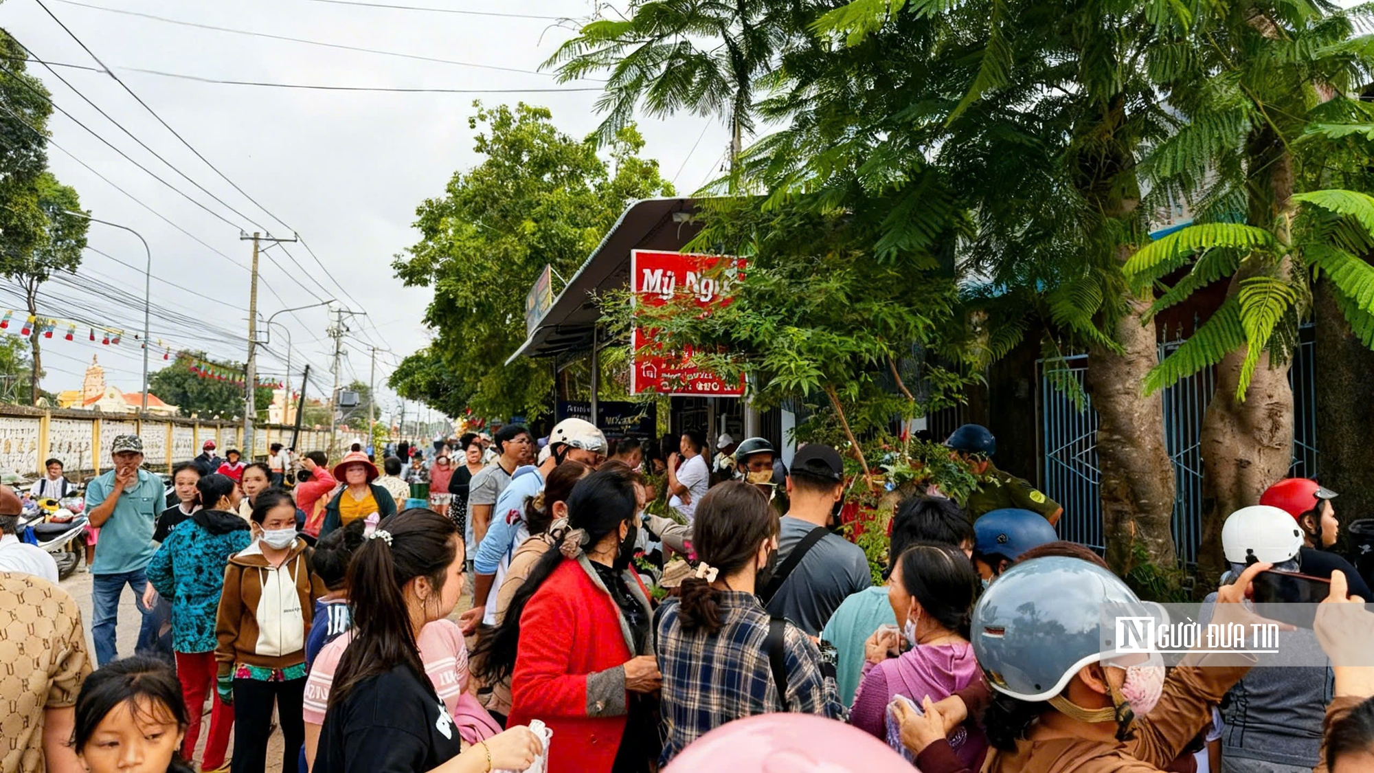 Độc lạ đi chợ không tiền, nhận lộc bằng những chiếc lá xanh- Ảnh 2. Độc lạ đi chợ không tiền, nhận lộc bằng những chiếc lá xanh- Ảnh 2.